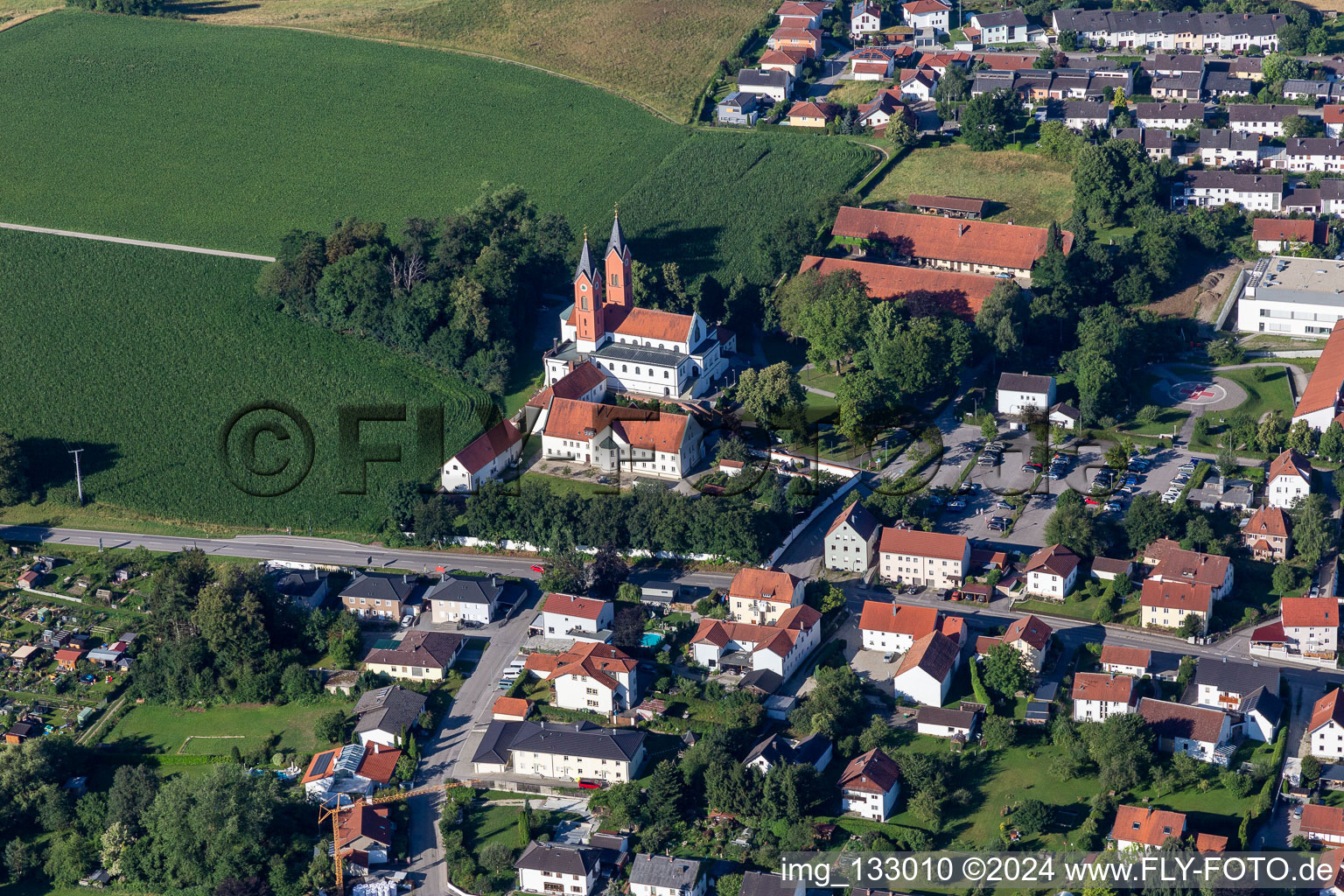 Vue aérienne de Église de pèlerinage Maria Hilf à le quartier Thalham in Vilsbiburg dans le département Bavière, Allemagne