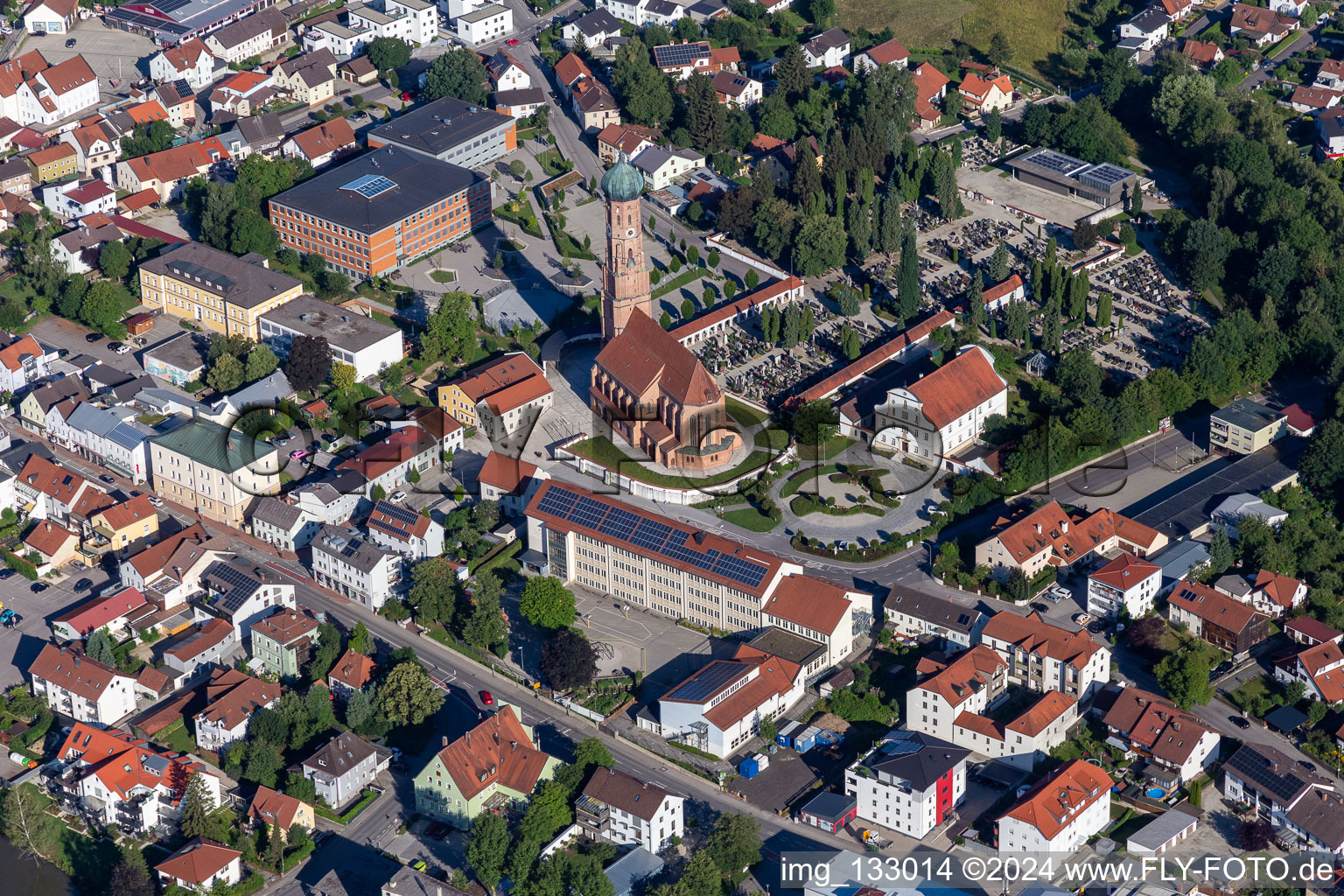 Vue aérienne de Église paroissiale de l'Assomption de Marie à Vilsbiburg dans le département Bavière, Allemagne