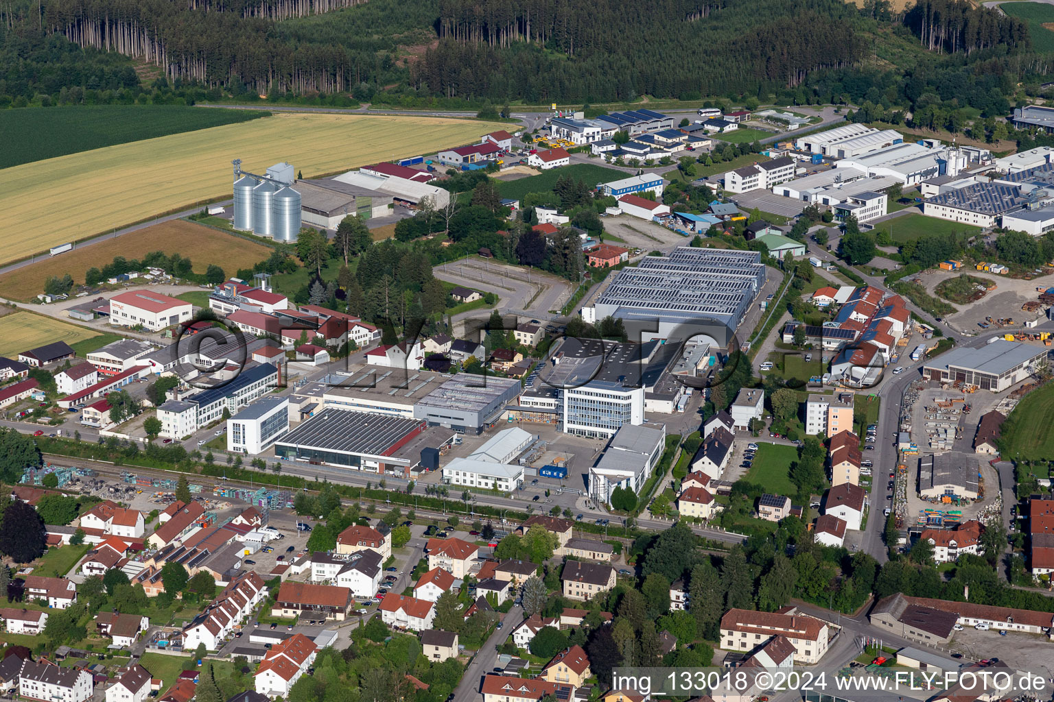 Vue aérienne de Zone Industrielle Rue Industrielle à Vilsbiburg dans le département Bavière, Allemagne