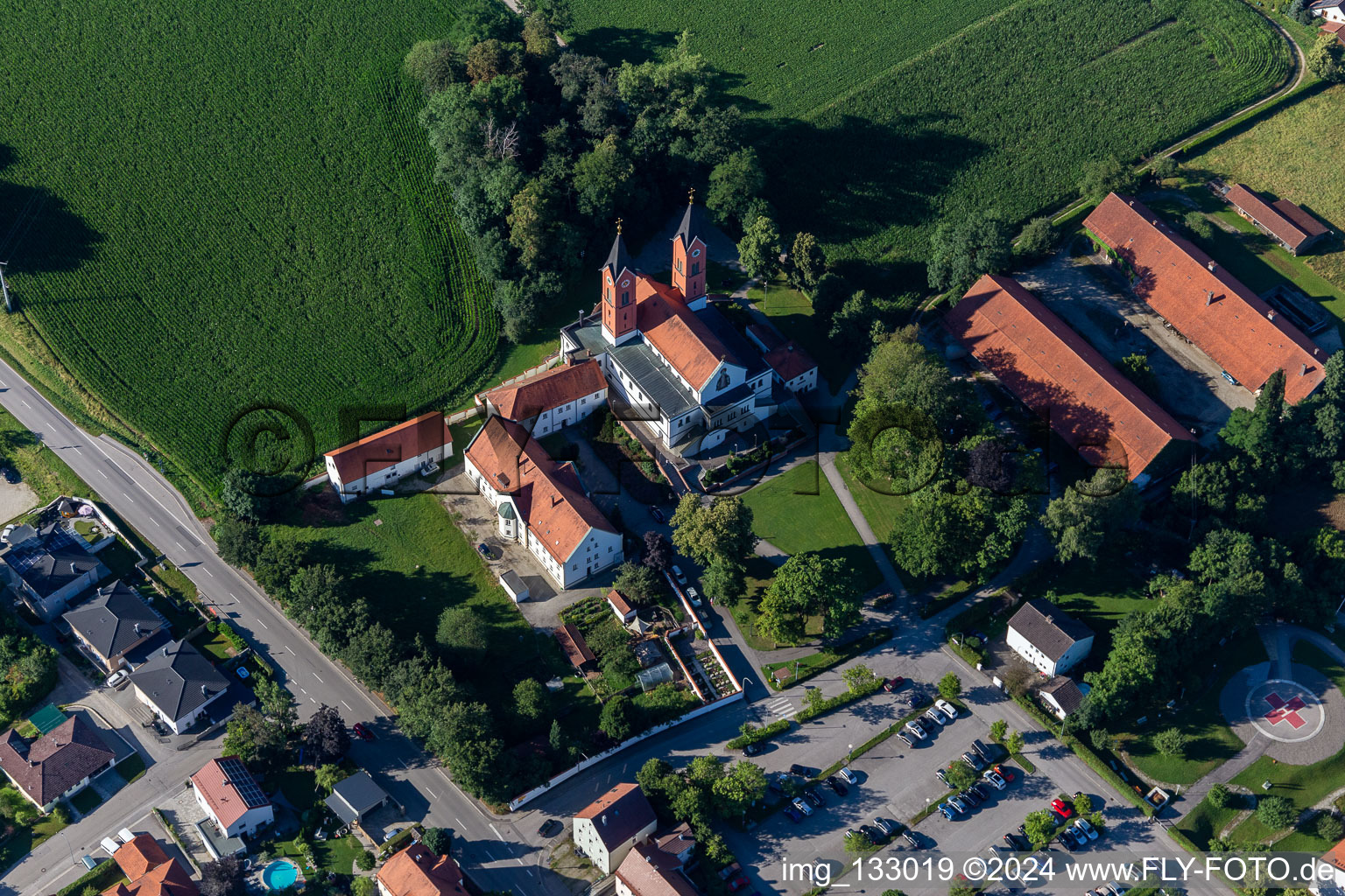 Vue aérienne de Église de pèlerinage Maria Hilf à le quartier Thalham in Vilsbiburg dans le département Bavière, Allemagne