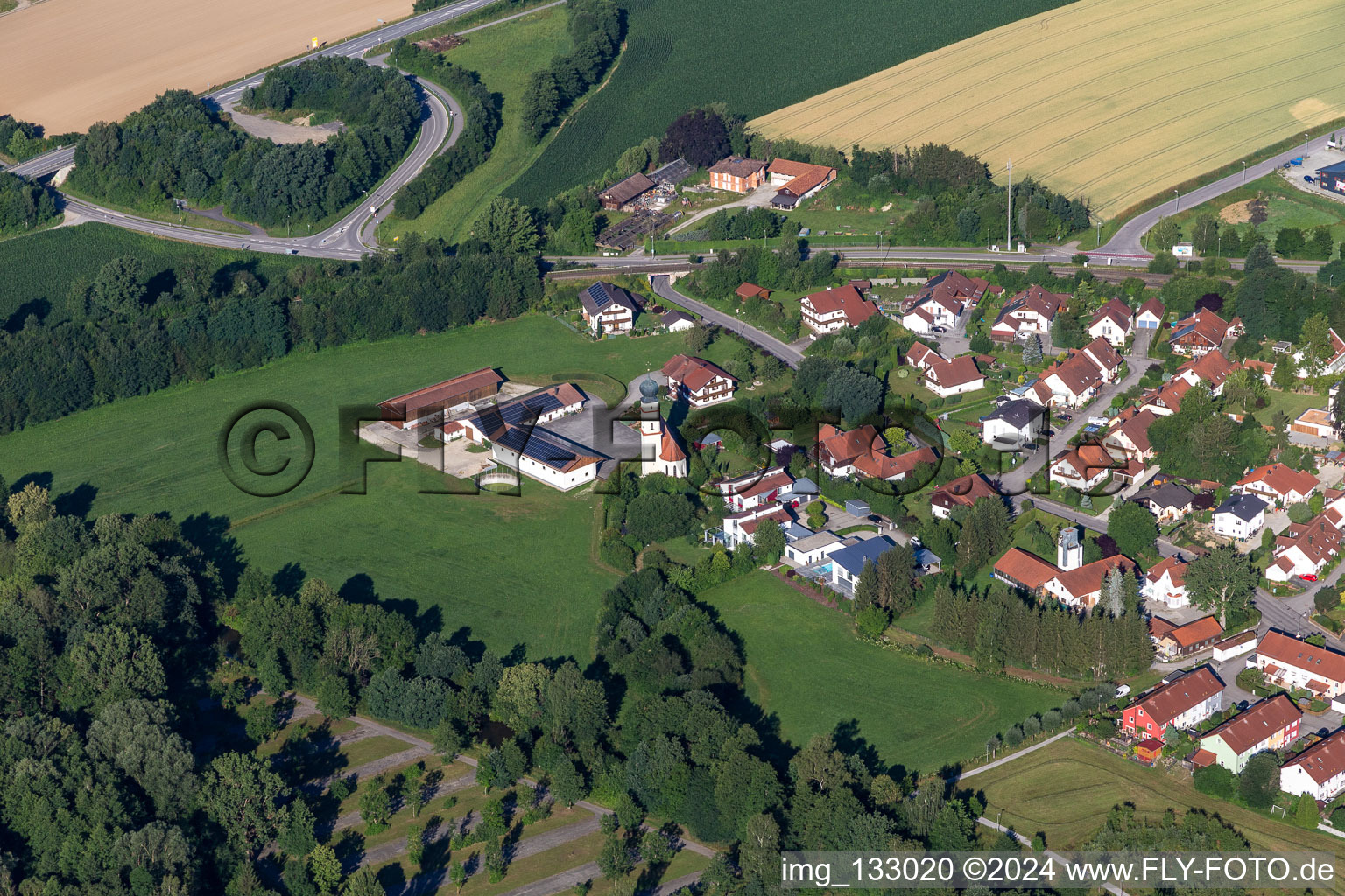 Vue aérienne de Saint Nicolas à Vilsbiburg dans le département Bavière, Allemagne