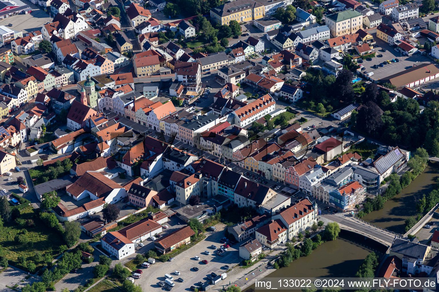 Vue aérienne de Place de la ville à le quartier Thalham in Vilsbiburg dans le département Bavière, Allemagne