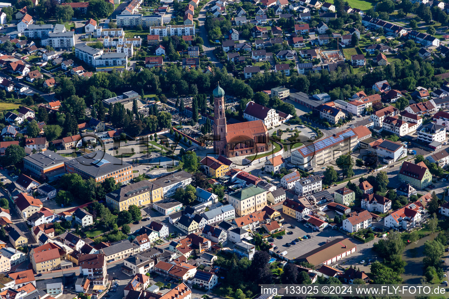 Vue aérienne de Église paroissiale municipale de l'Assomption de Marie et collège à Vilsbiburg dans le département Bavière, Allemagne