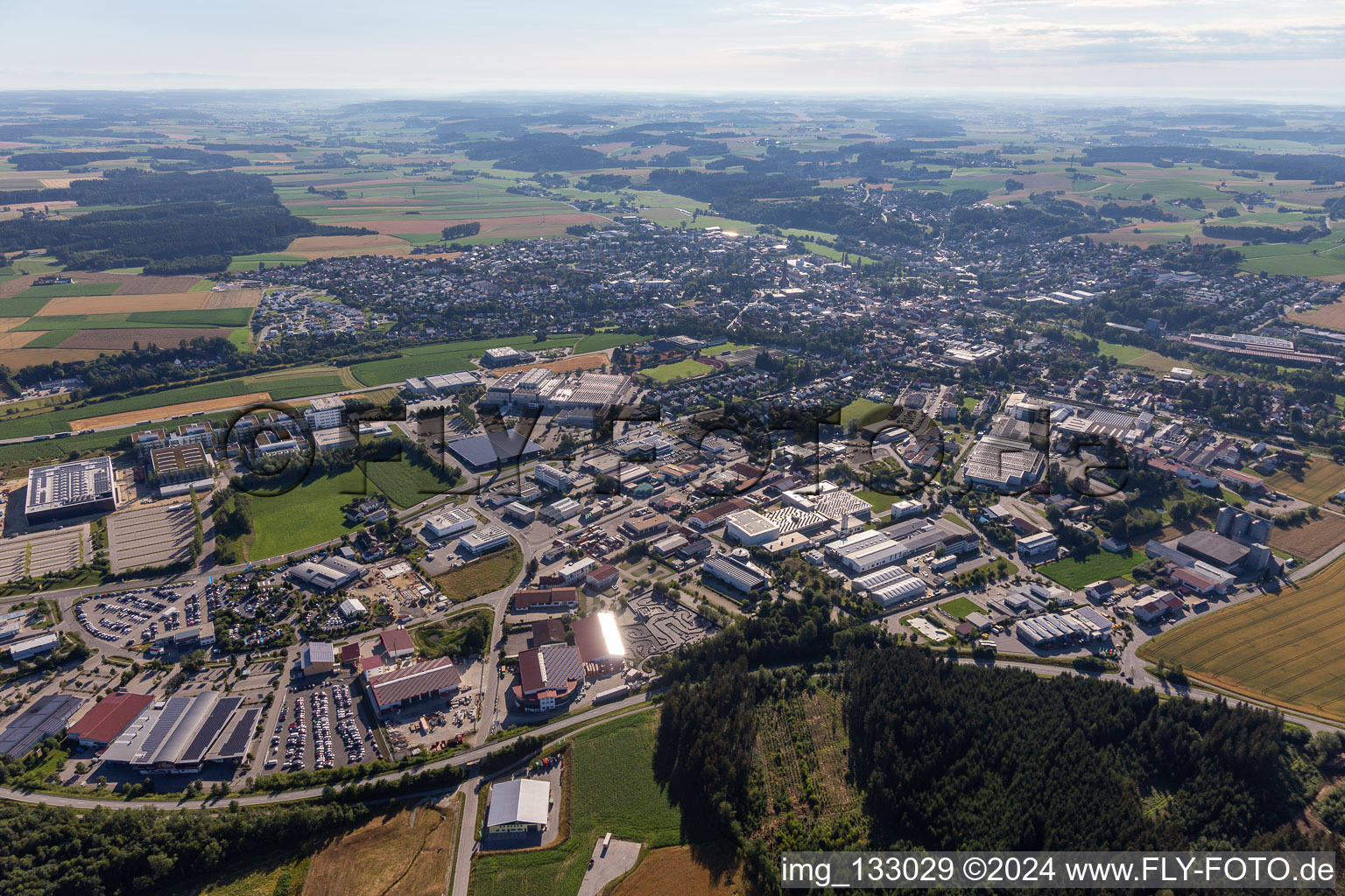 Vue aérienne de Zone industrielle de la Landshuter Straße à Vilsbiburg dans le département Bavière, Allemagne