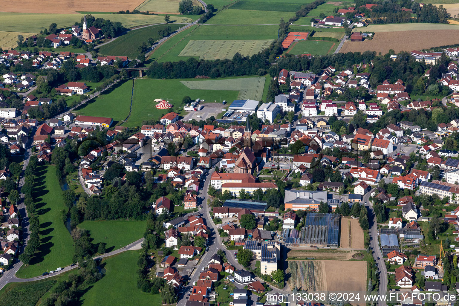 Vue aérienne de Saint-Martin à Geisenhausen dans le département Bavière, Allemagne