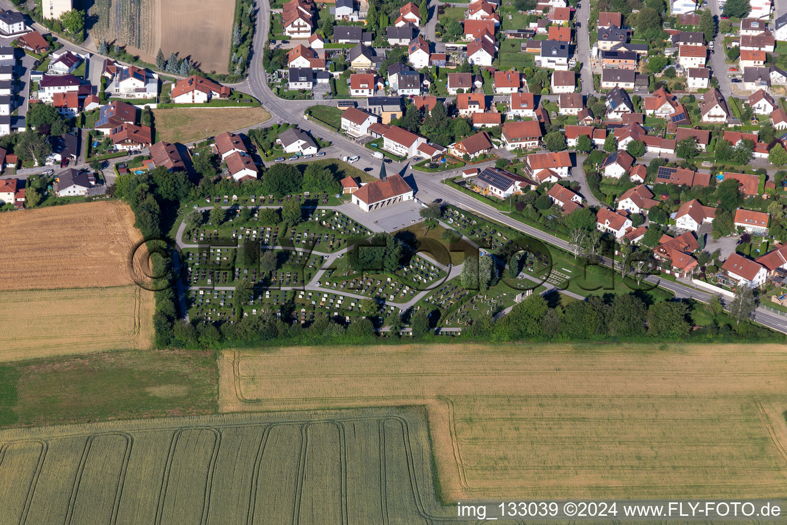 Vue aérienne de Cimetière Geisenhausen à le quartier Eiselsdorf in Geisenhausen dans le département Bavière, Allemagne