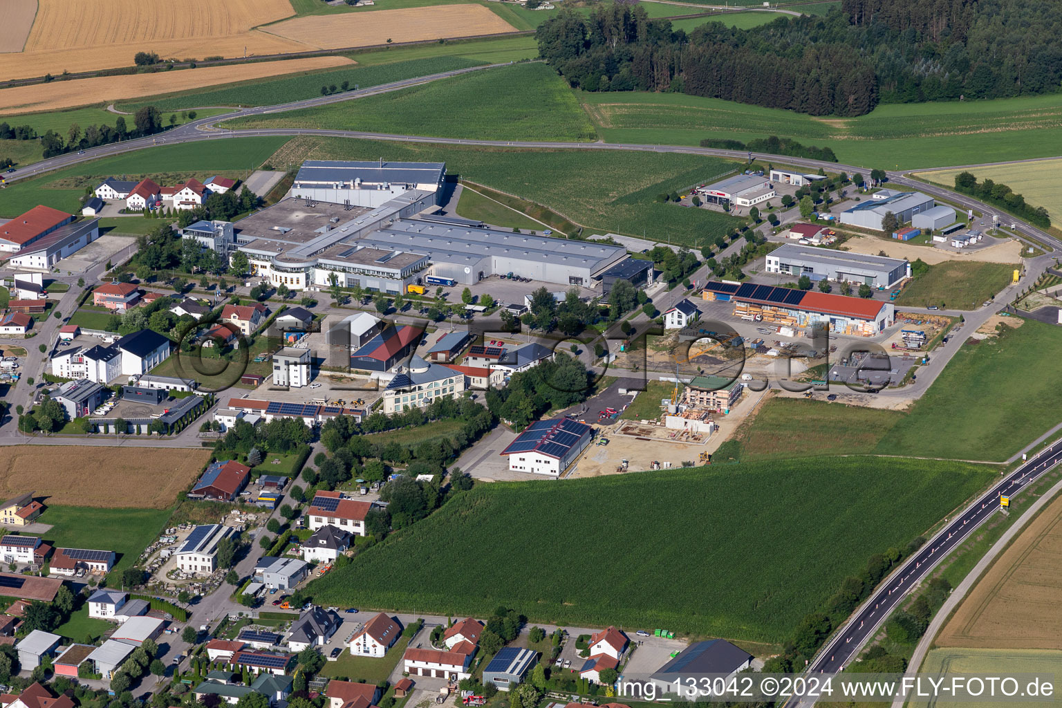 Vue aérienne de Zone industrielle Diesel/Benzstrasse avec Pöschl Tabak GmbH & Co. KG à Geisenhausen dans le département Bavière, Allemagne