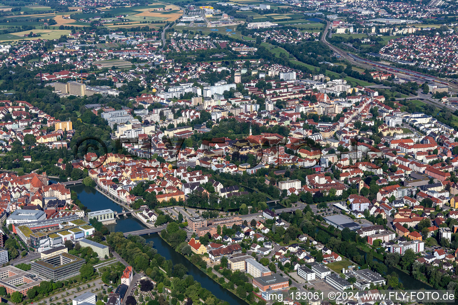 Vue aérienne de Île Hammer entre l'Isar et le petit Isar à Landshut dans le département Bavière, Allemagne