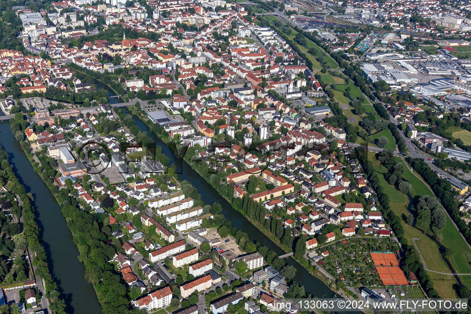 Vue aérienne de Île Hammer entre l'Isar et le petit Isar à Landshut dans le département Bavière, Allemagne