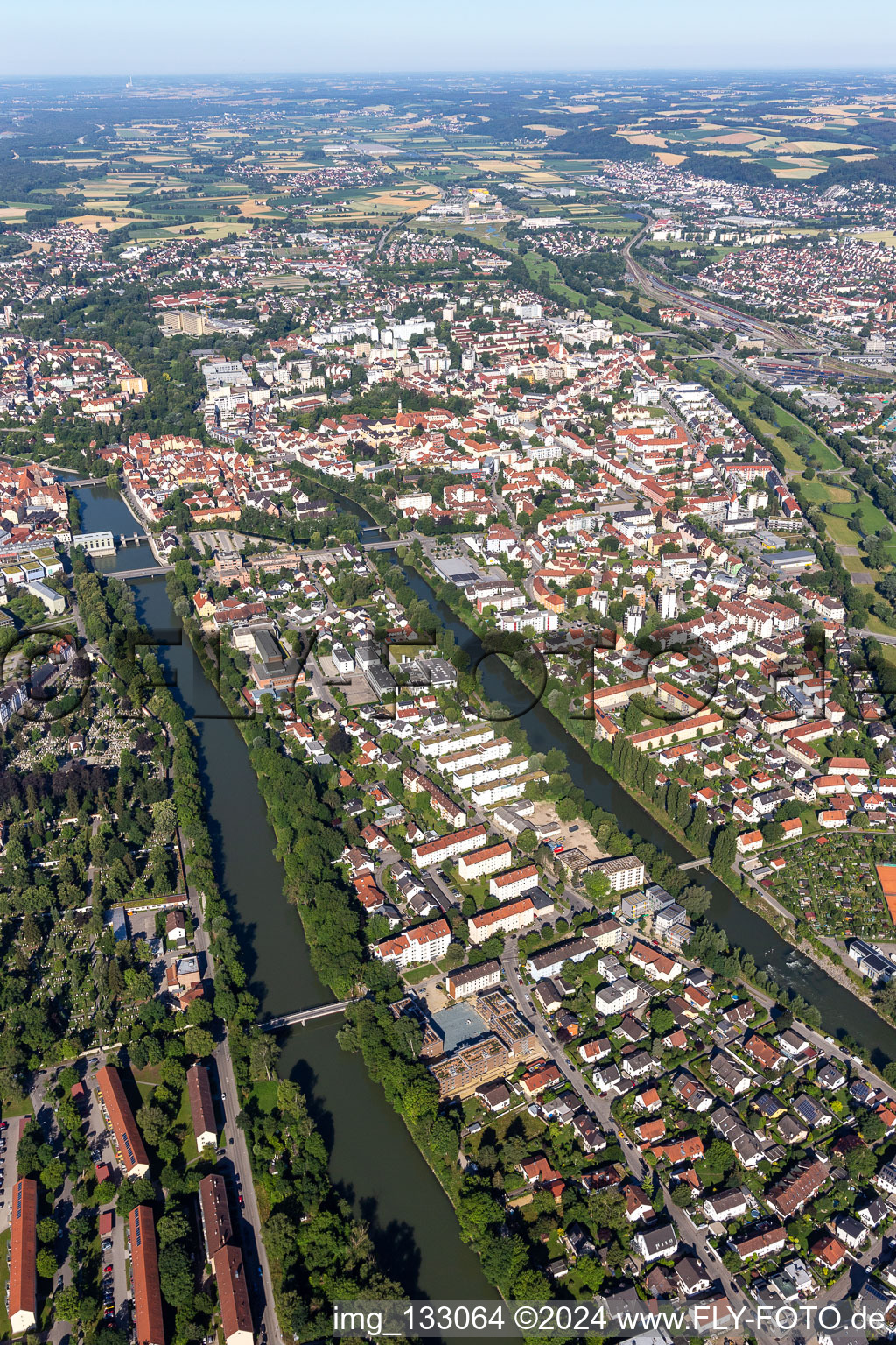 Vue aérienne de Île Hammer entre l'Isar et le petit Isar à le quartier Moniberg in Landshut dans le département Bavière, Allemagne