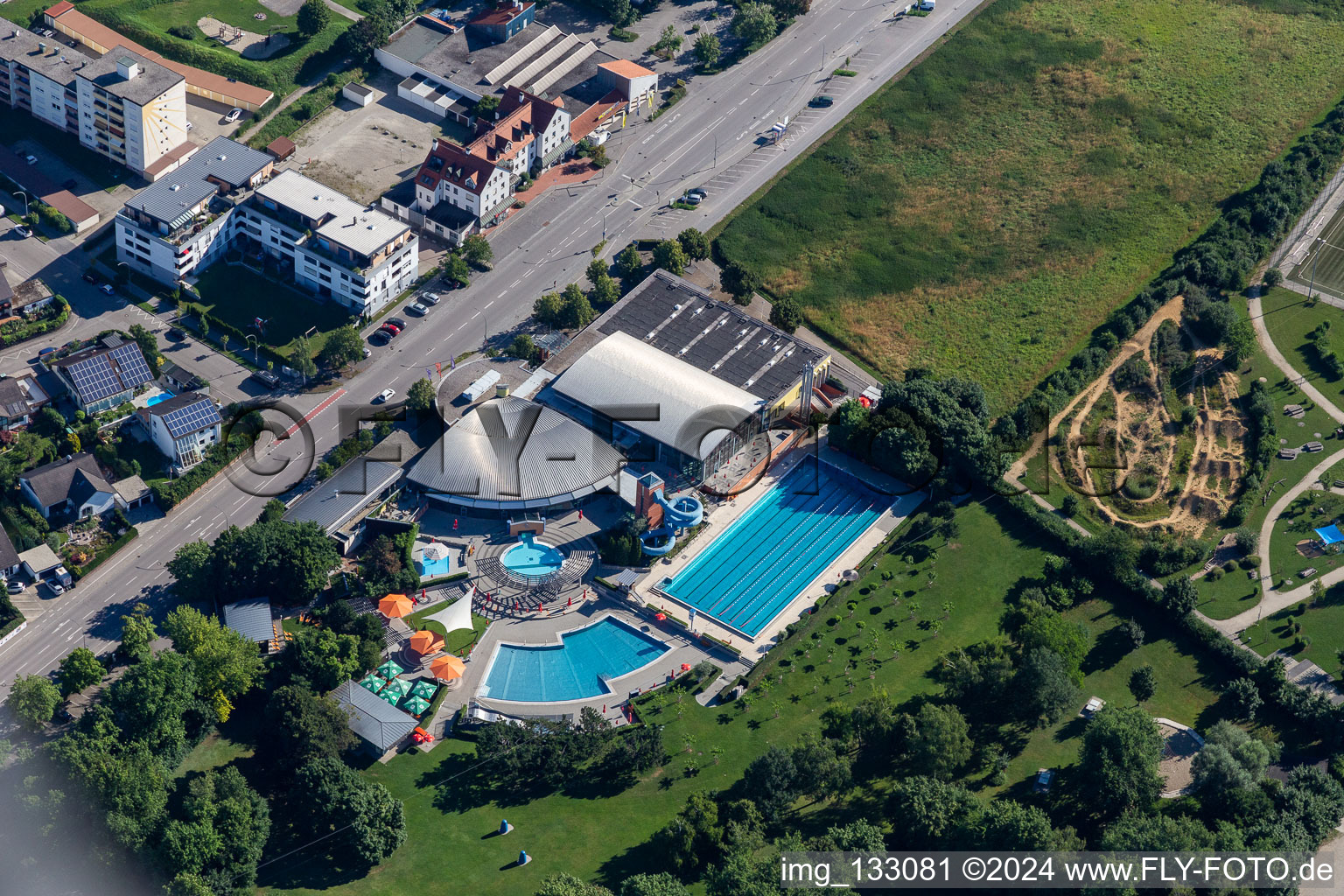 Vue aérienne de ERGOMAR Ergolding univers balnéaire & sauna à le quartier Piflas in Ergolding dans le département Bavière, Allemagne