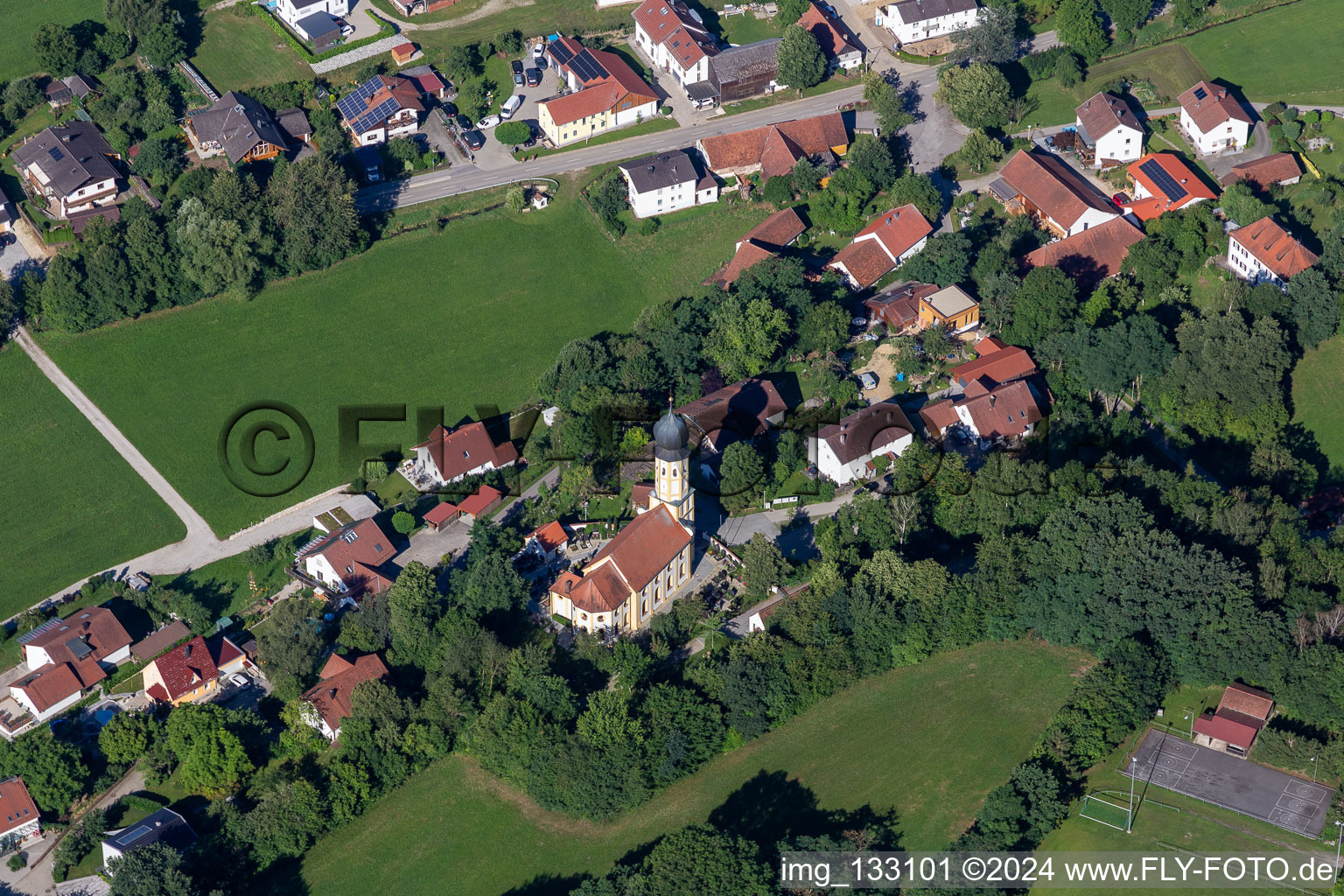 Vue aérienne de Assomption de Marie Oberglaim à le quartier Oberglaim in Ergolding dans le département Bavière, Allemagne