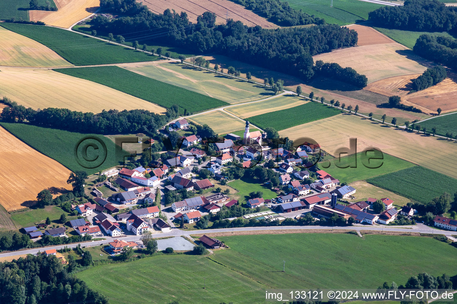 Vue aérienne de Quartier Hofendorf in Neufahrn in Niederbayern dans le département Bavière, Allemagne