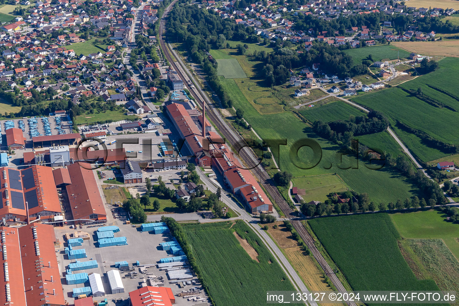 Vue aérienne de Zone commerciale Neufahrn-Süd avec ERLUS AG à le quartier Neufahrn in  NB in Neufahrn in Niederbayern dans le département Bavière, Allemagne