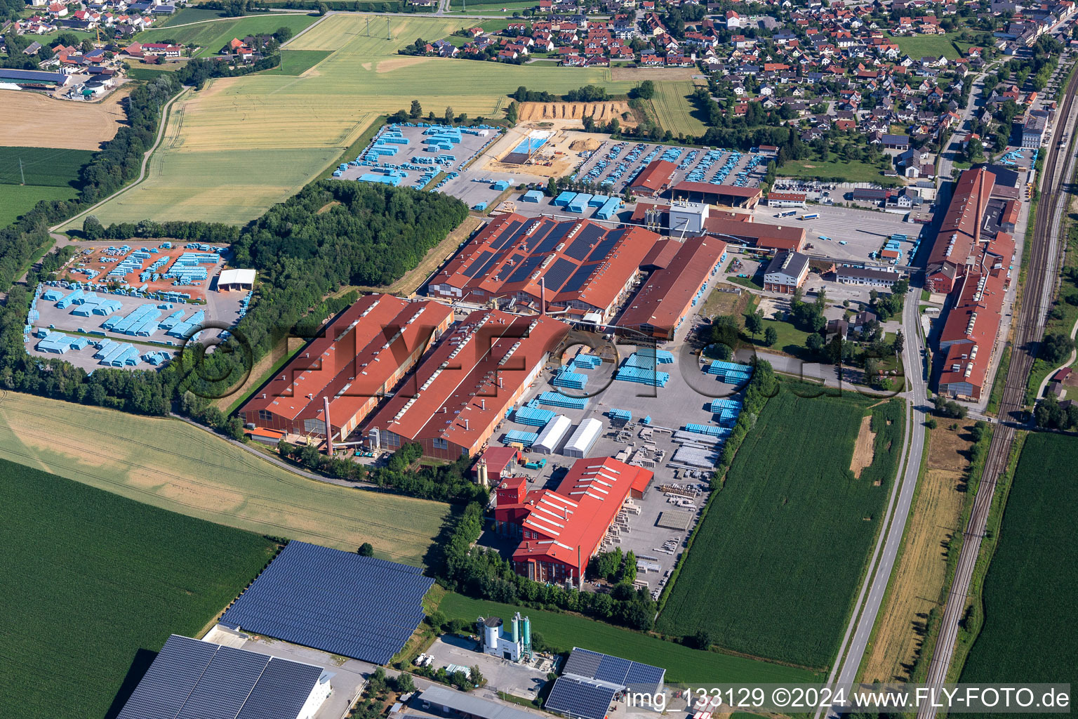 Vue oblique de Zone commerciale Neufahrn-Süd avec ERLUS AG à le quartier Neufahrn in  NB in Neufahrn in Niederbayern dans le département Bavière, Allemagne