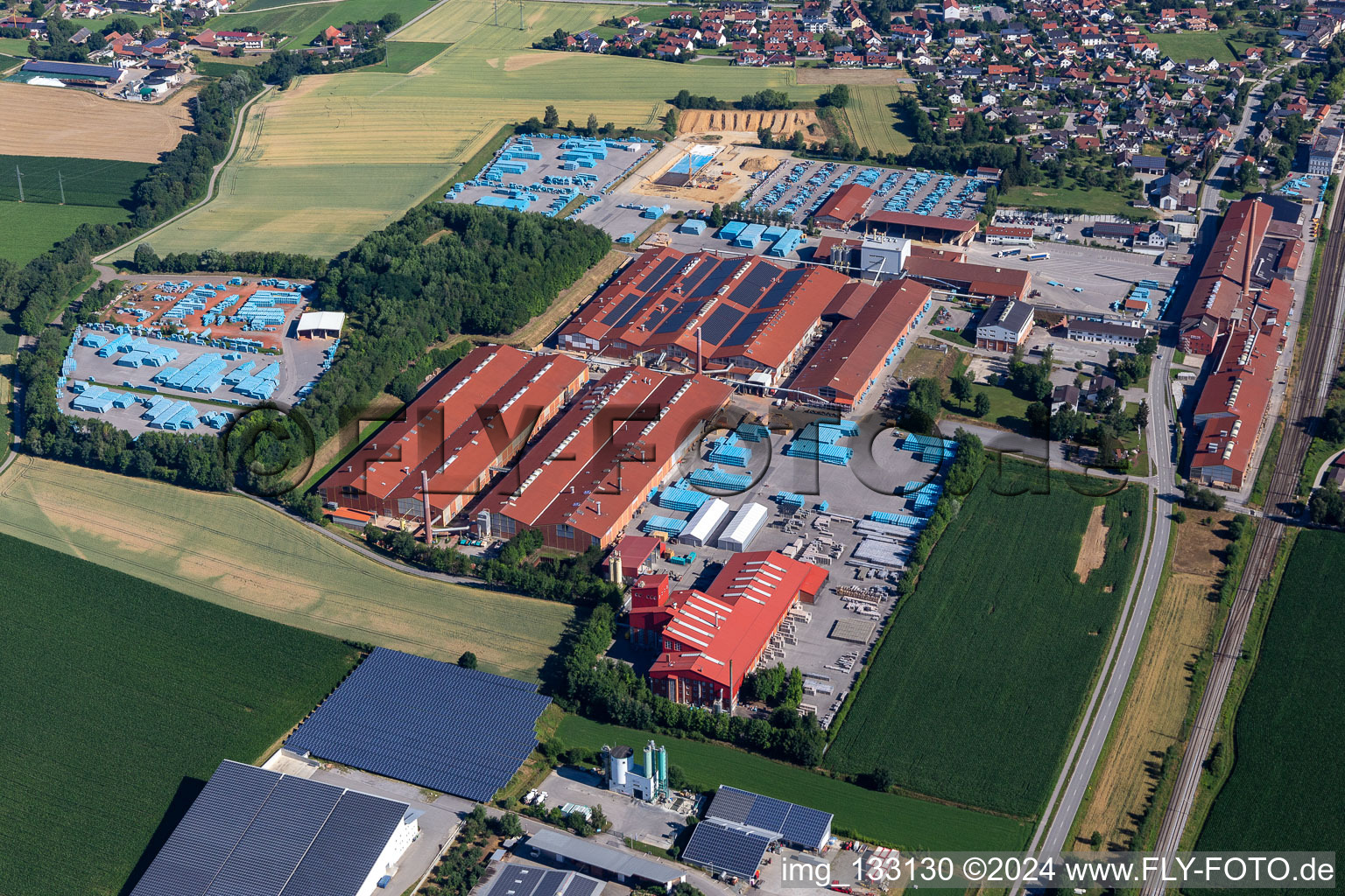 Vue aérienne de Zone commerciale Neufahrn-Süd avec ERLUS AG à le quartier Iffelkofen in Ergoldsbach dans le département Bavière, Allemagne