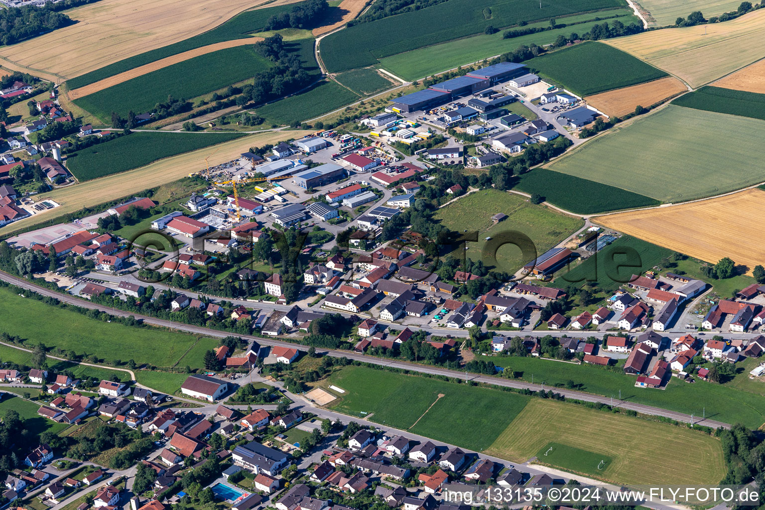 Vue aérienne de Gewerbestr à le quartier Prinkofen in Ergoldsbach dans le département Bavière, Allemagne