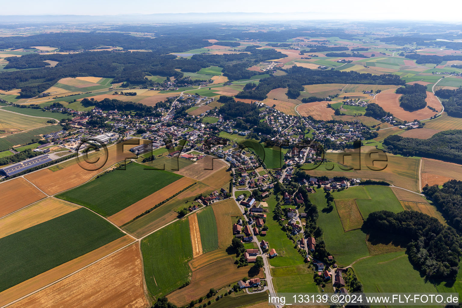 Vue aérienne de Bayerbach bei Ergoldsbach dans le département Bavière, Allemagne