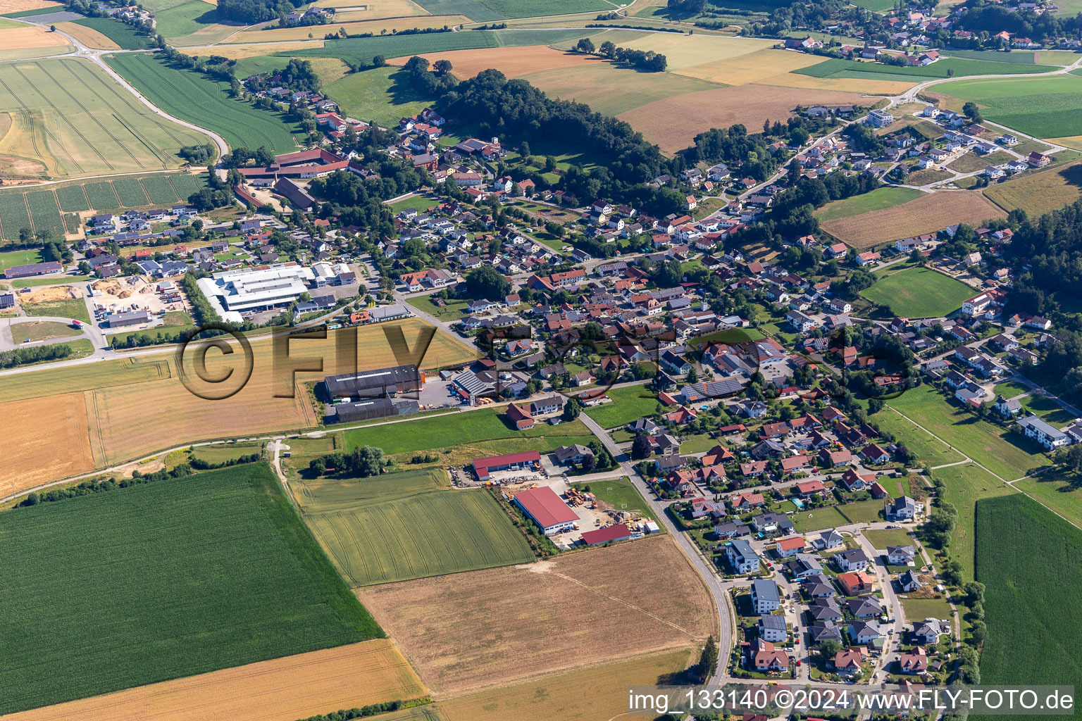 Vue aérienne de Bayerbach bei Ergoldsbach dans le département Bavière, Allemagne