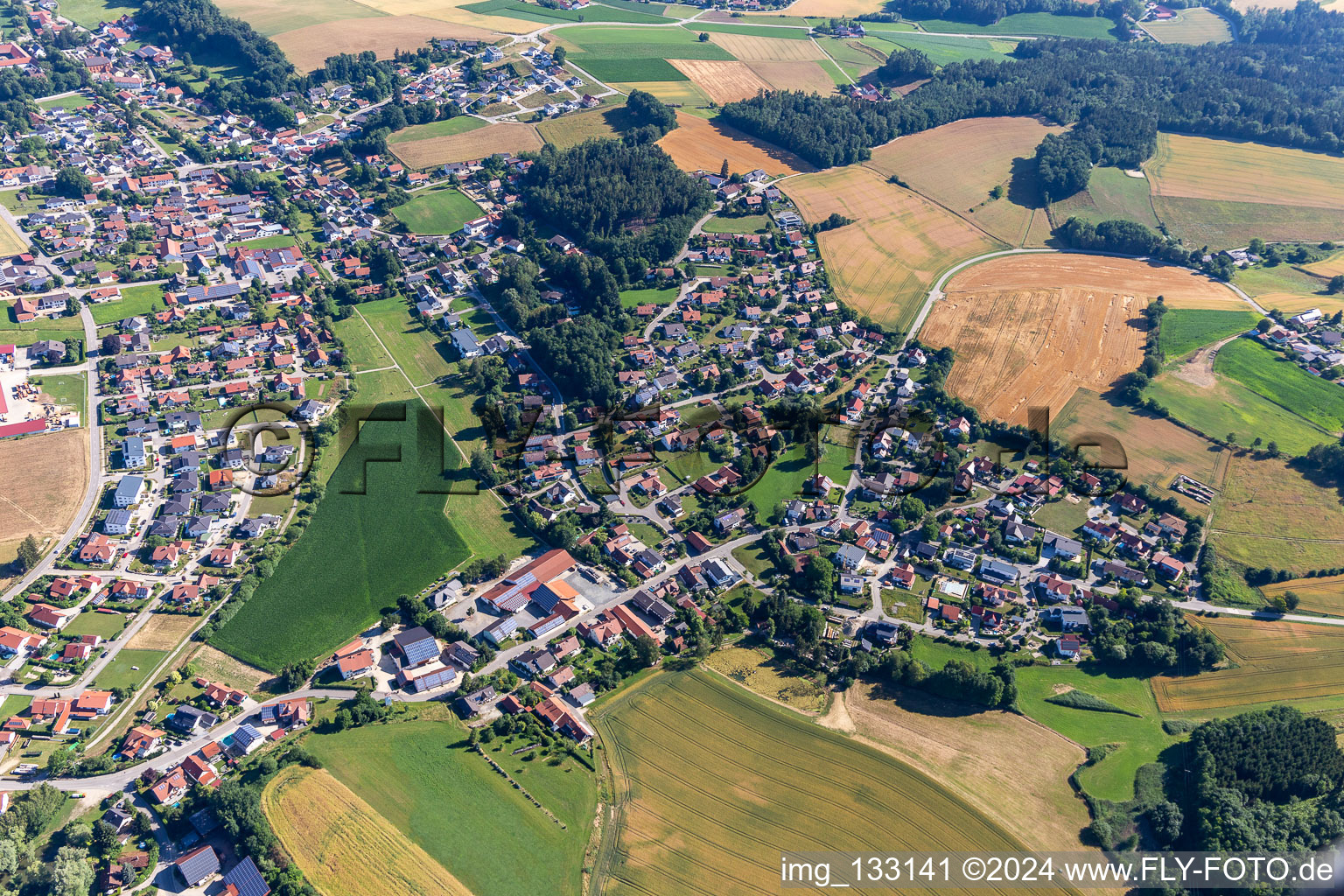 Vue aérienne de Quartier Feuchten in Bayerbach bei Ergoldsbach dans le département Bavière, Allemagne