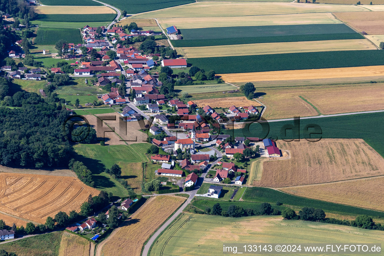 Vue aérienne de Quartier Oberköllnbach in Postau dans le département Bavière, Allemagne