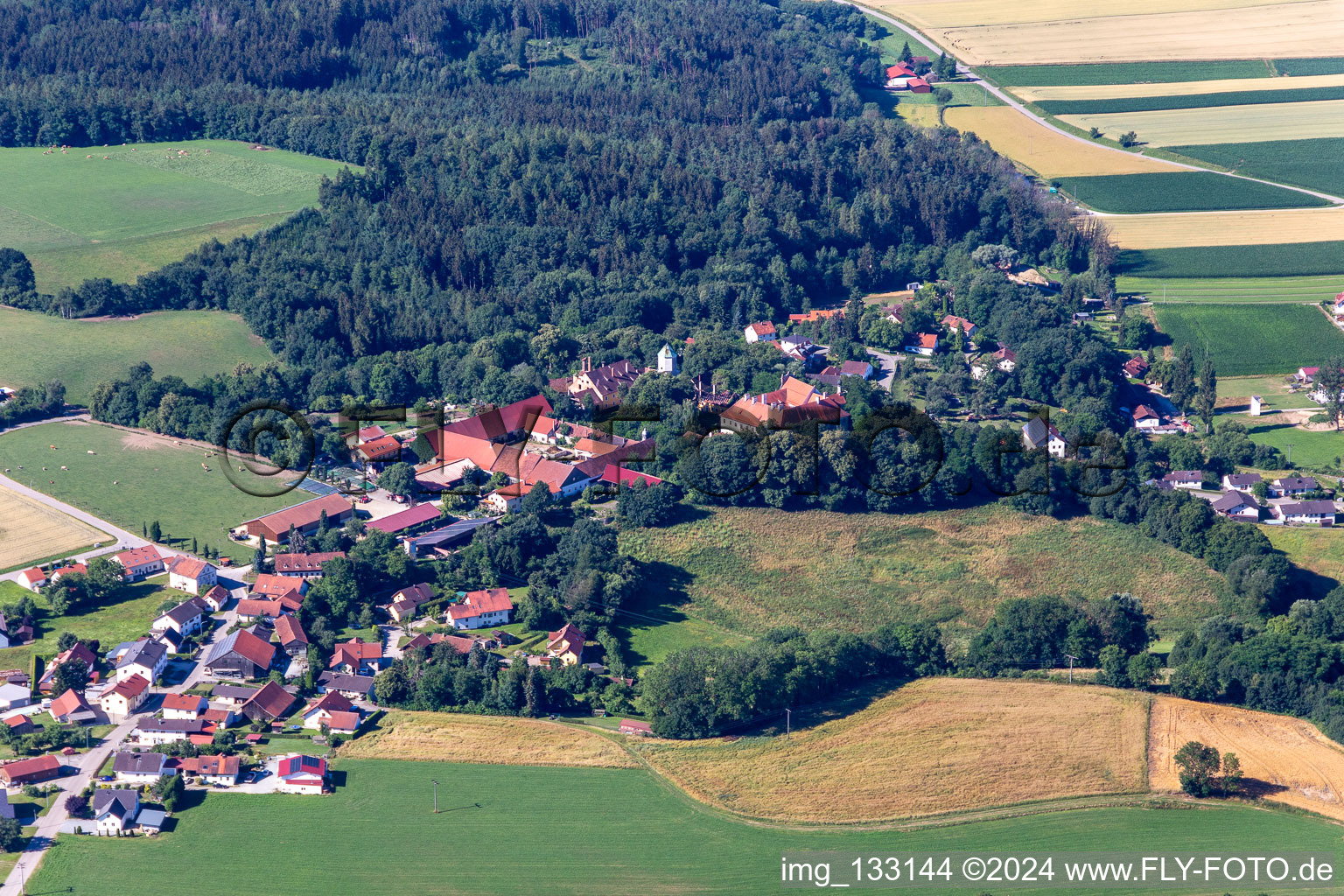 Vue aérienne de Château de Hofberg à Oberköllnbach à le quartier Oberköllnbach in Postau dans le département Bavière, Allemagne