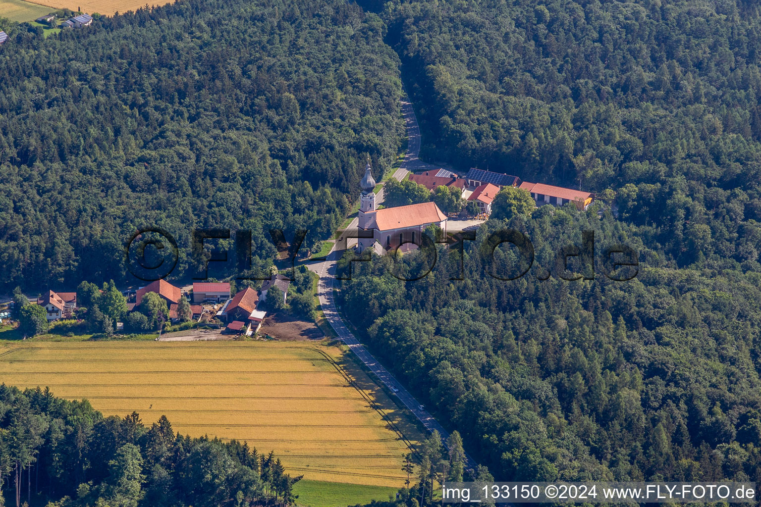 Vue aérienne de Église de pèlerinage de la Sainte Trinité - Moosthenning à le quartier Rimbach in Moosthenning dans le département Bavière, Allemagne