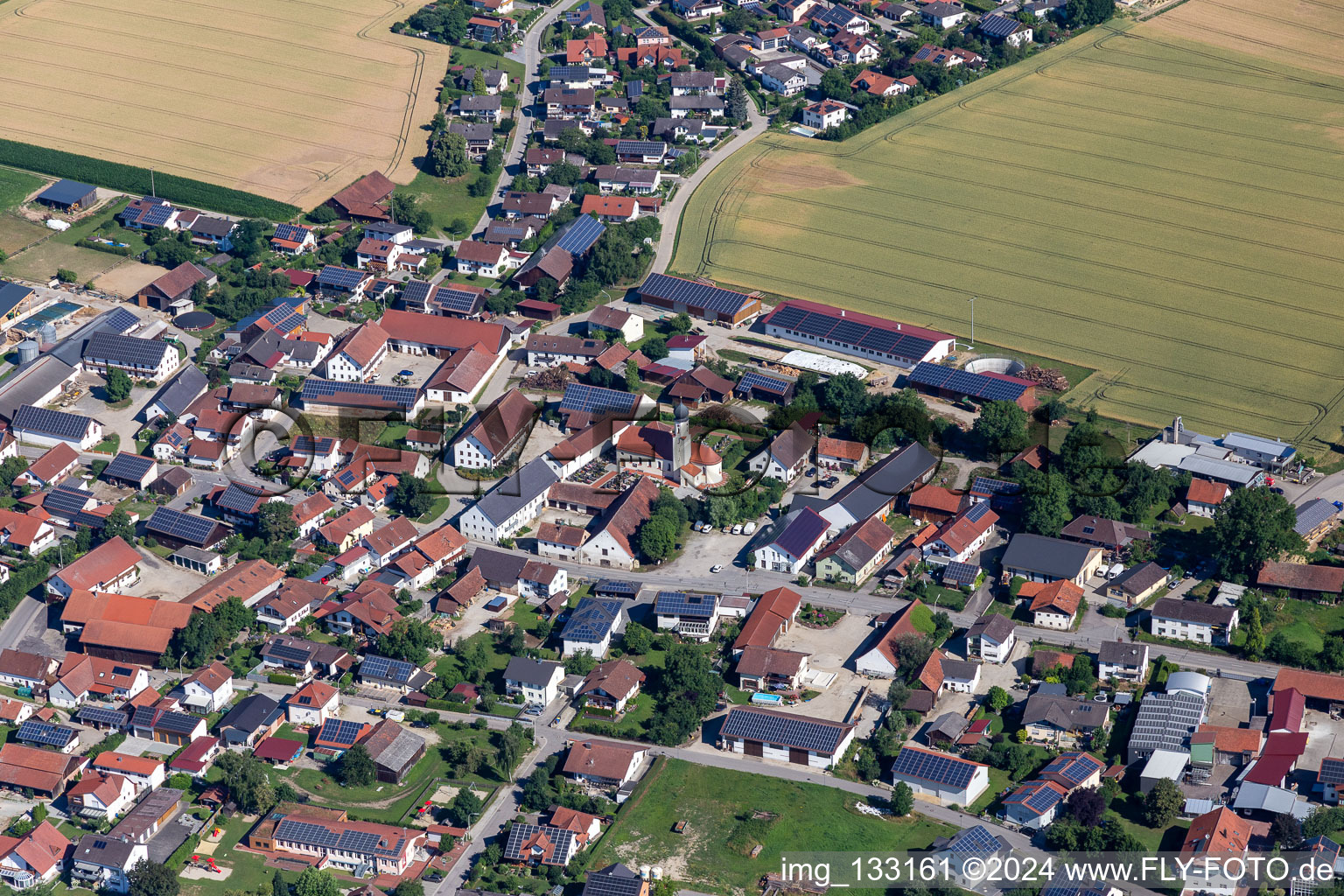 Vue aérienne de Église paroissiale Saint-Martin à Dornwang à le quartier Dornwang in Moosthenning dans le département Bavière, Allemagne