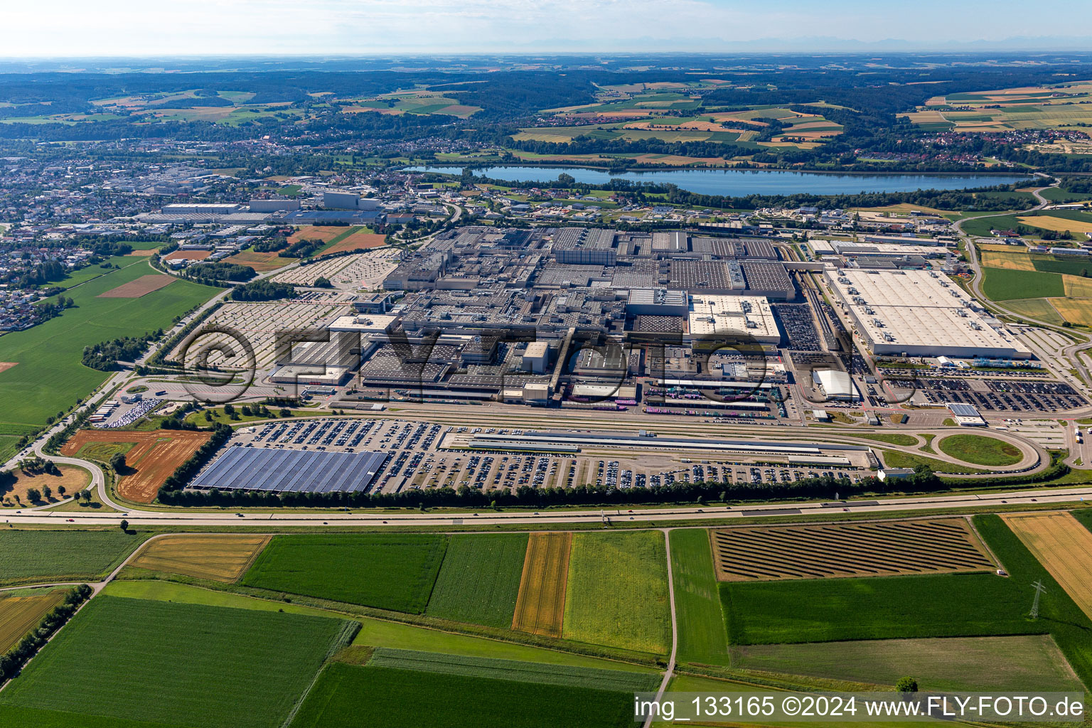 Vue aérienne de Usine BMW 2.4 à le quartier Salitersheim in Dingolfing dans le département Bavière, Allemagne