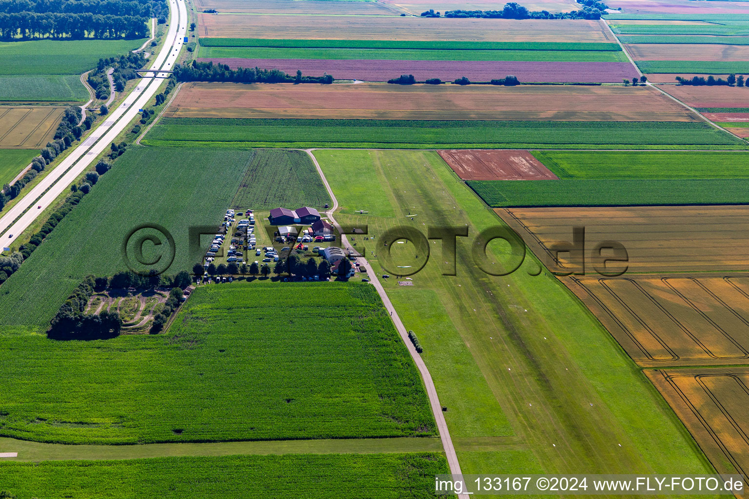 Vue aérienne de Aéroport Dingolfing à le quartier Höll in Dingolfing dans le département Bavière, Allemagne