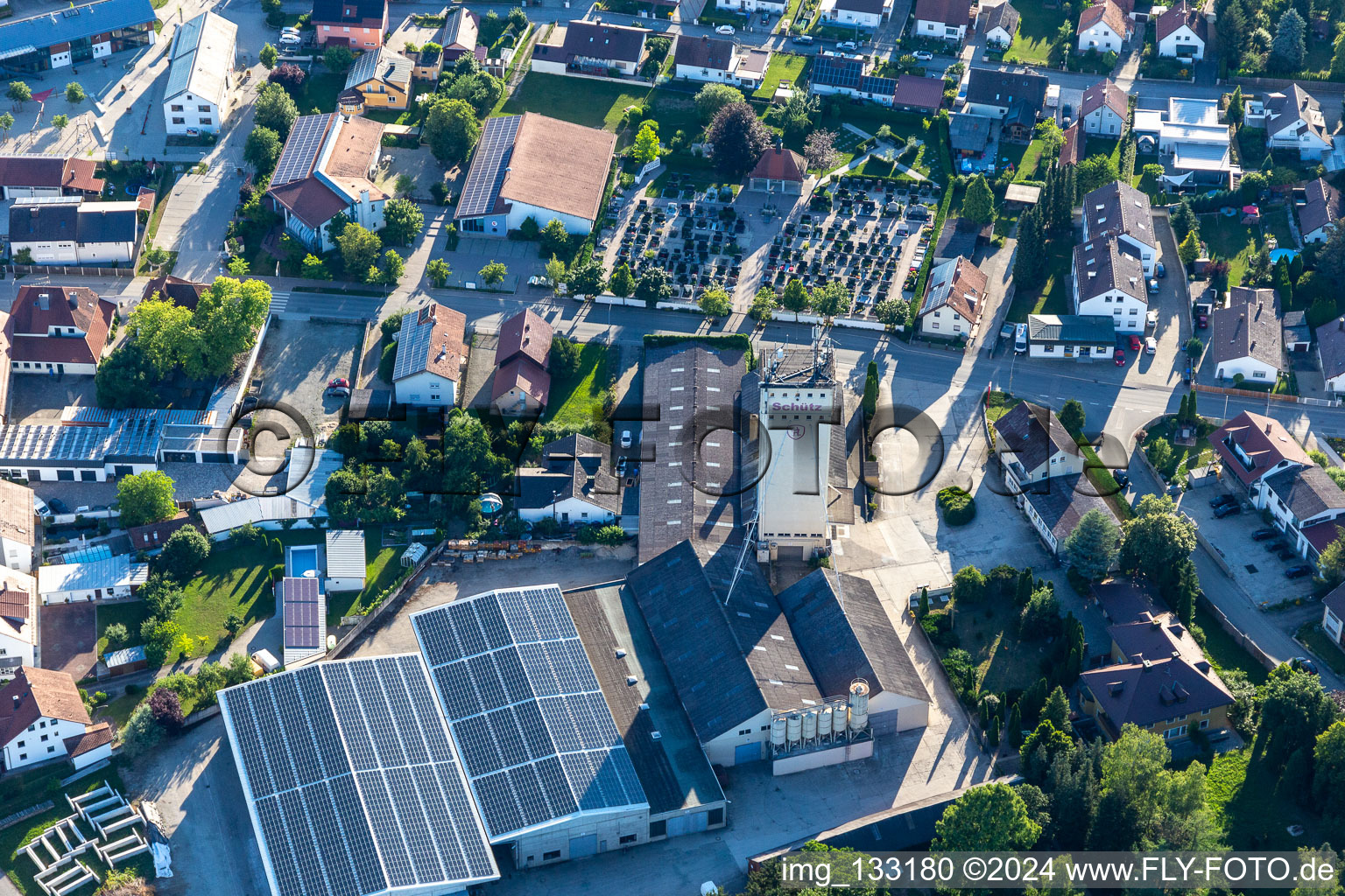 Vue aérienne de Xaver Schütz entrepôt agricole produits de construction à le quartier Piering in Salching dans le département Bavière, Allemagne