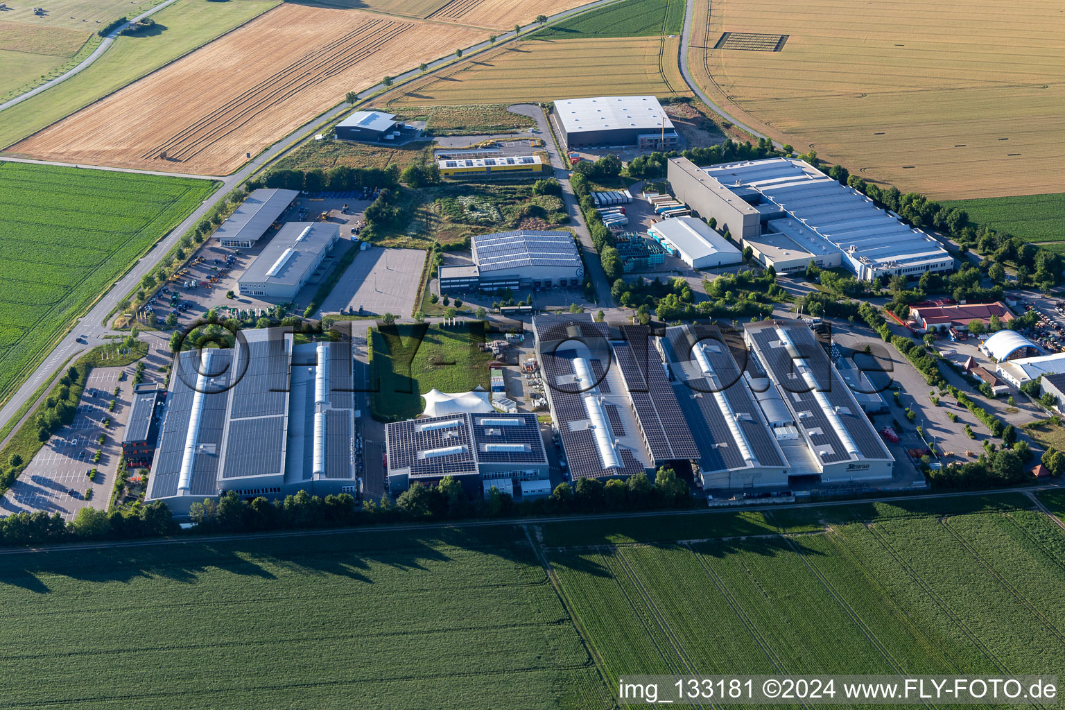 Vue aérienne de Sturm Maschinen- & Anlagenbau GmbH à le quartier Piering in Salching dans le département Bavière, Allemagne