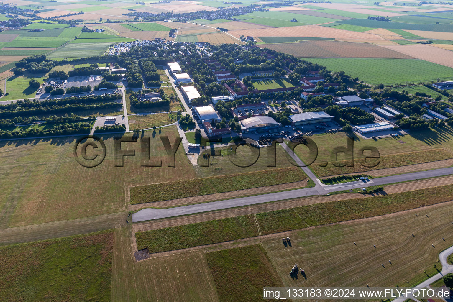 Vue aérienne de Gäubodenkaserne avec l'aérodrome de Feldkirchen-Mitterharthausen à Salching dans le département Bavière, Allemagne