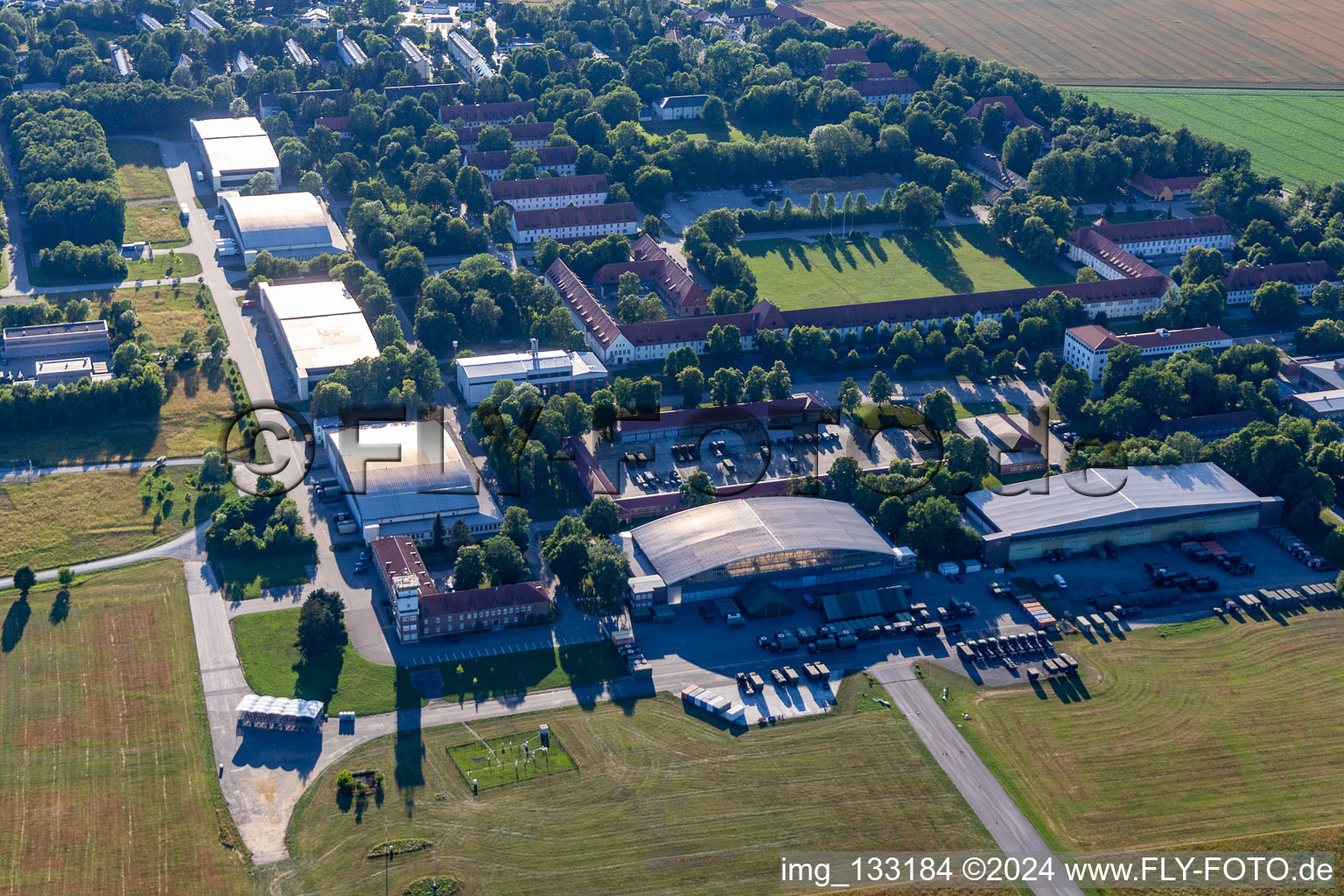 Vue aérienne de Caserne de Gäuboden avec aérodrome Feldkirchen-Mitterharthausen à le quartier Mitterharthausen in Feldkirchen dans le département Bavière, Allemagne