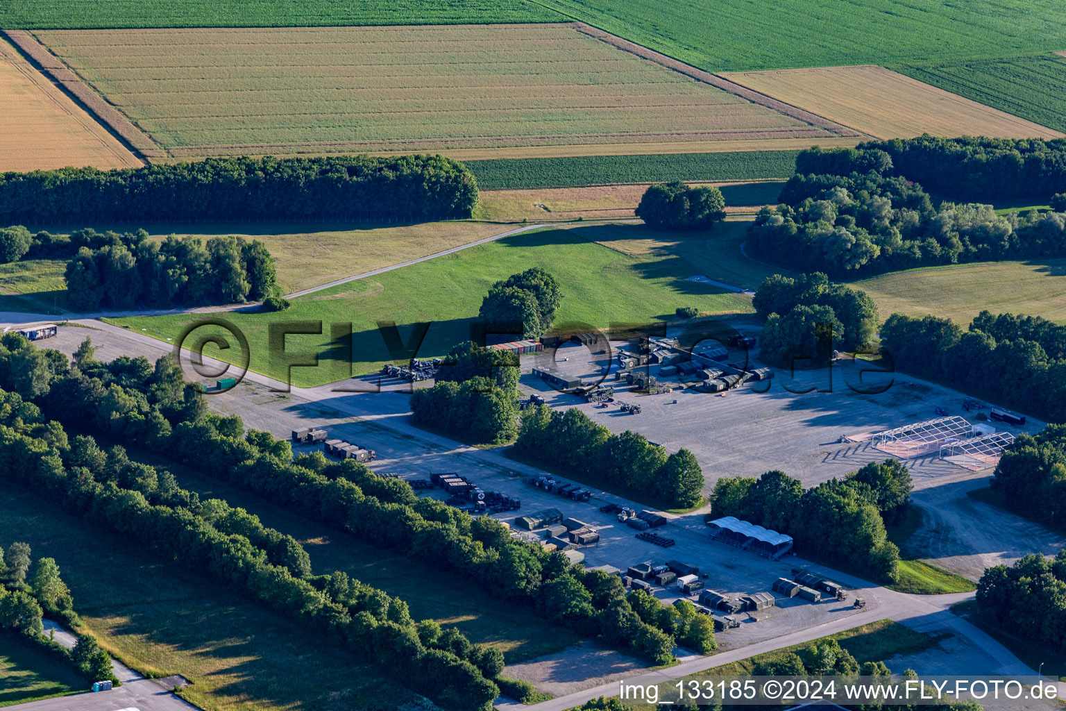 Vue aérienne de Caserne de Gäuboden avec aérodrome Feldkirchen-Mitterharthausen à le quartier Mitterharthausen in Feldkirchen dans le département Bavière, Allemagne