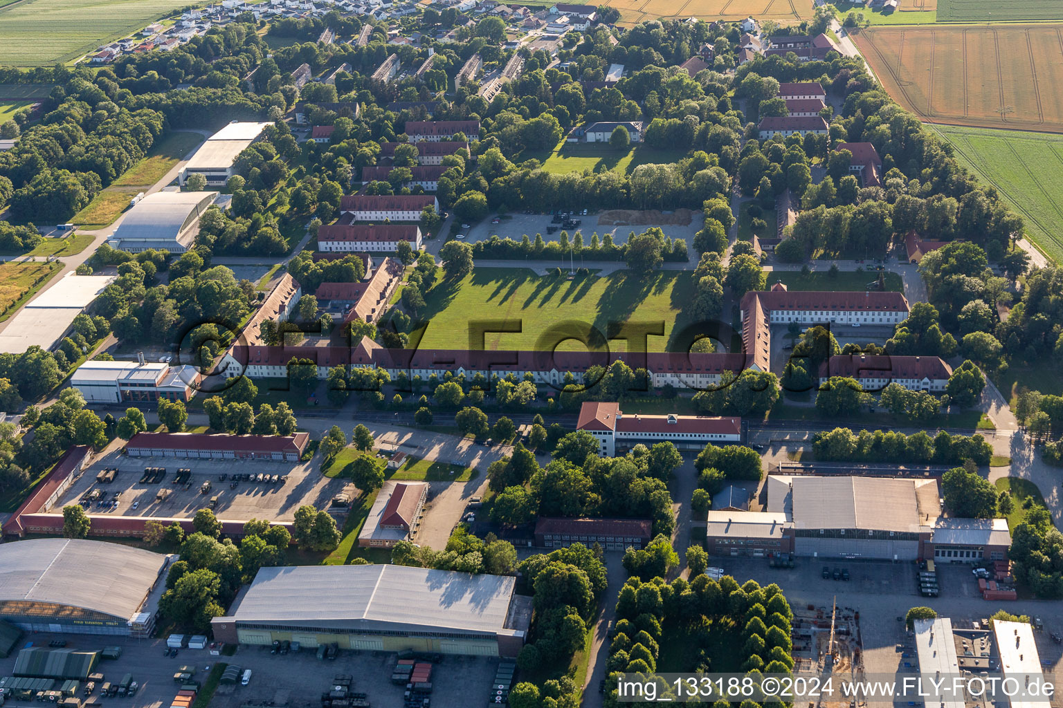 Photographie aérienne de Caserne de Gäuboden avec aérodrome Feldkirchen-Mitterharthausen à le quartier Mitterharthausen in Feldkirchen dans le département Bavière, Allemagne