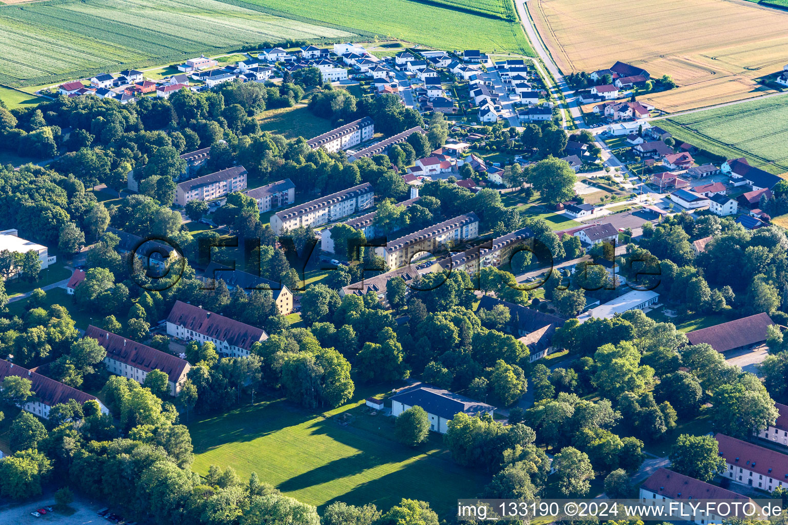 Vue oblique de Caserne de Gäuboden avec aérodrome Feldkirchen-Mitterharthausen à le quartier Mitterharthausen in Feldkirchen dans le département Bavière, Allemagne