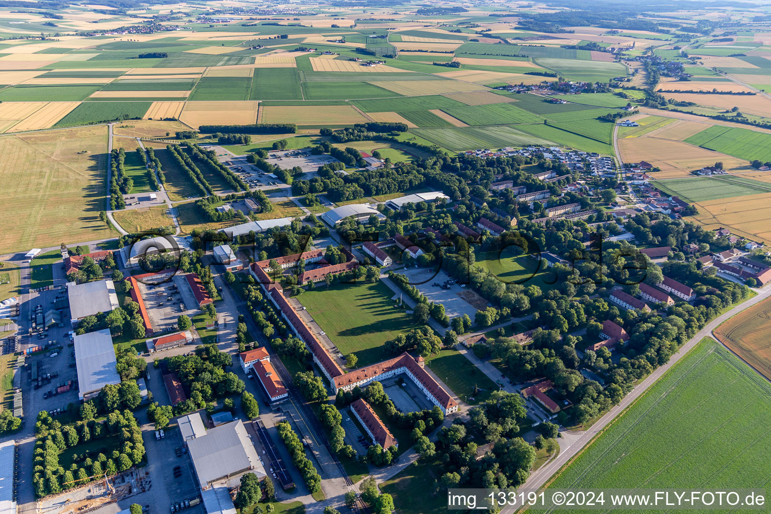 Caserne de Gäuboden avec aérodrome Feldkirchen-Mitterharthausen à le quartier Mitterharthausen in Feldkirchen dans le département Bavière, Allemagne d'en haut