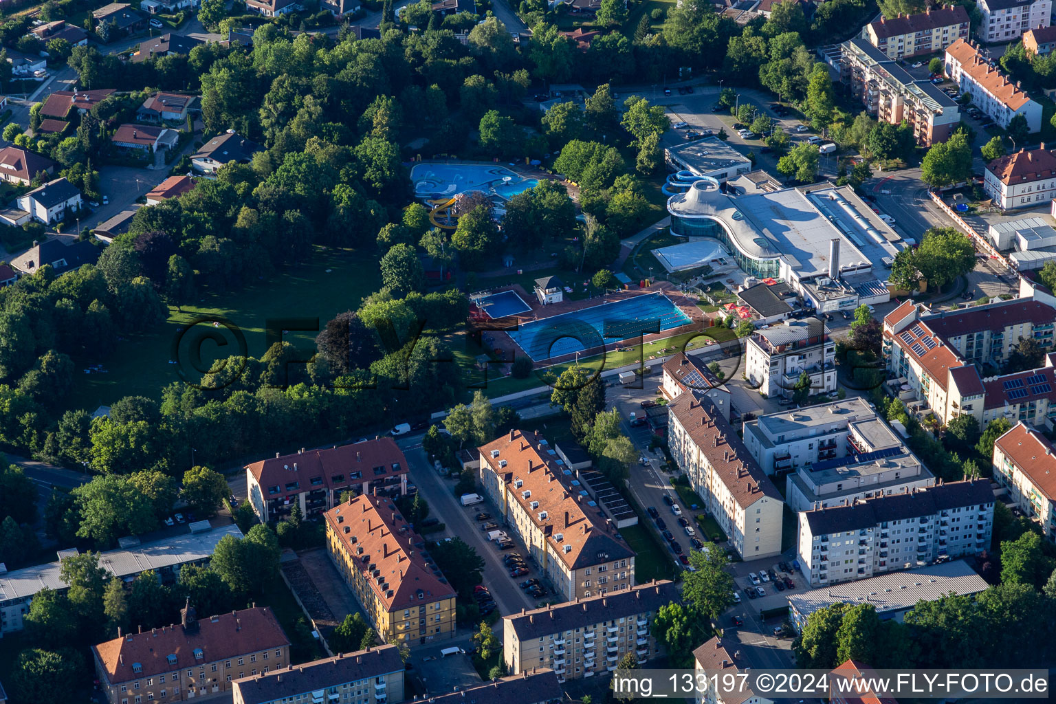 Vue aérienne de AQUAtherm à le quartier Frauenbründl in Straubing dans le département Bavière, Allemagne