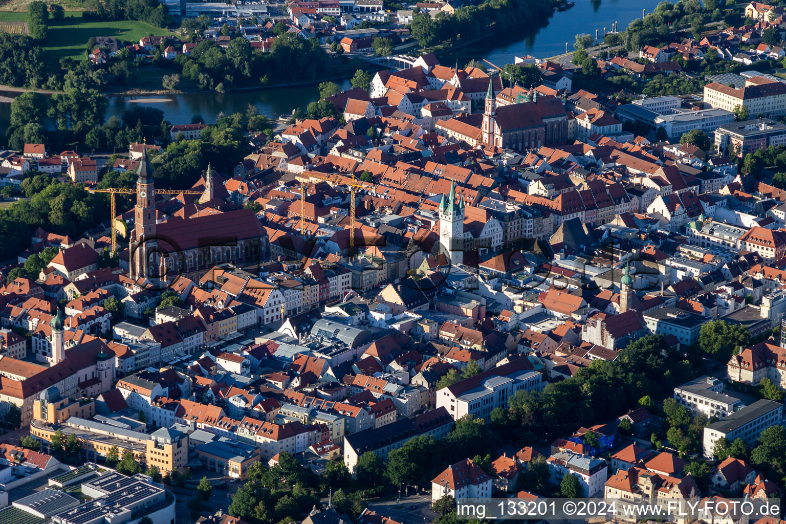 Vue aérienne de Vieille ville de Straubing sur le Danube à le quartier Frauenbründl in Straubing dans le département Bavière, Allemagne