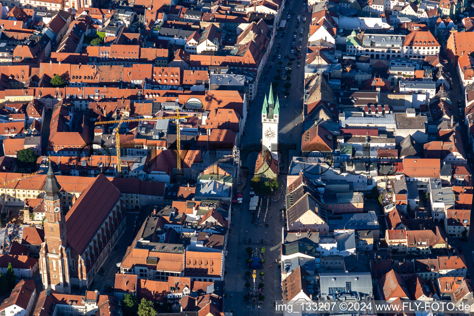 Vue aérienne de Vieille ville historique avec tour de ville Straubing sur Theresienplatz à Straubing dans le département Bavière, Allemagne