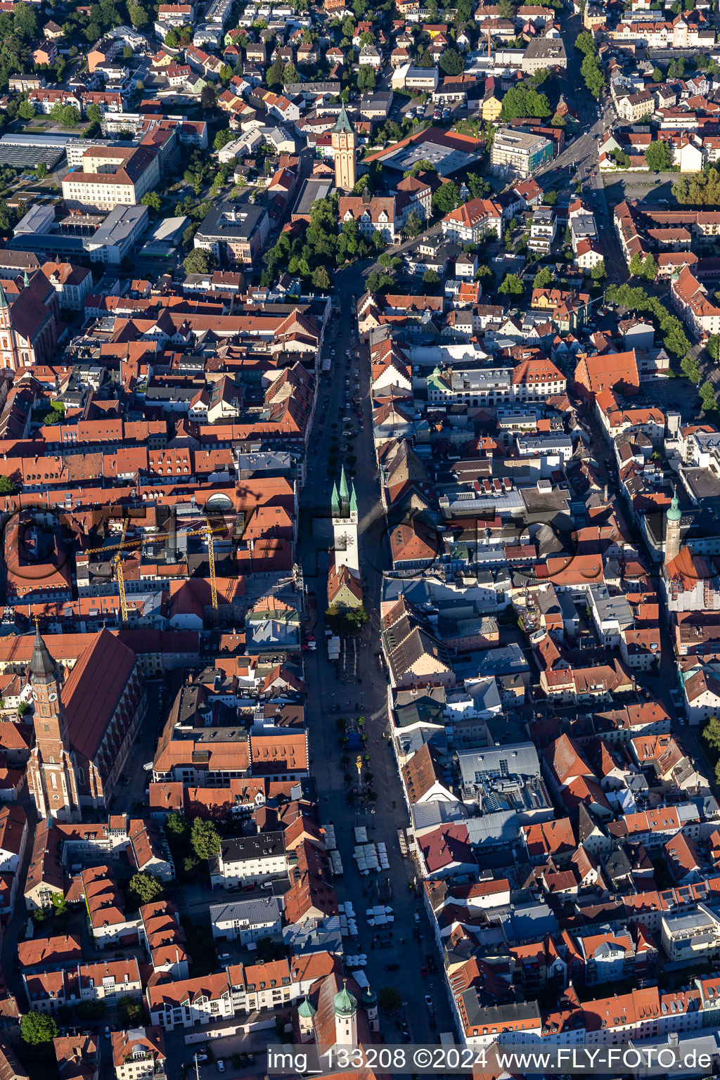 Vue aérienne de Vieille ville historique avec tour de ville Straubing sur Theresienplatz à Straubing dans le département Bavière, Allemagne