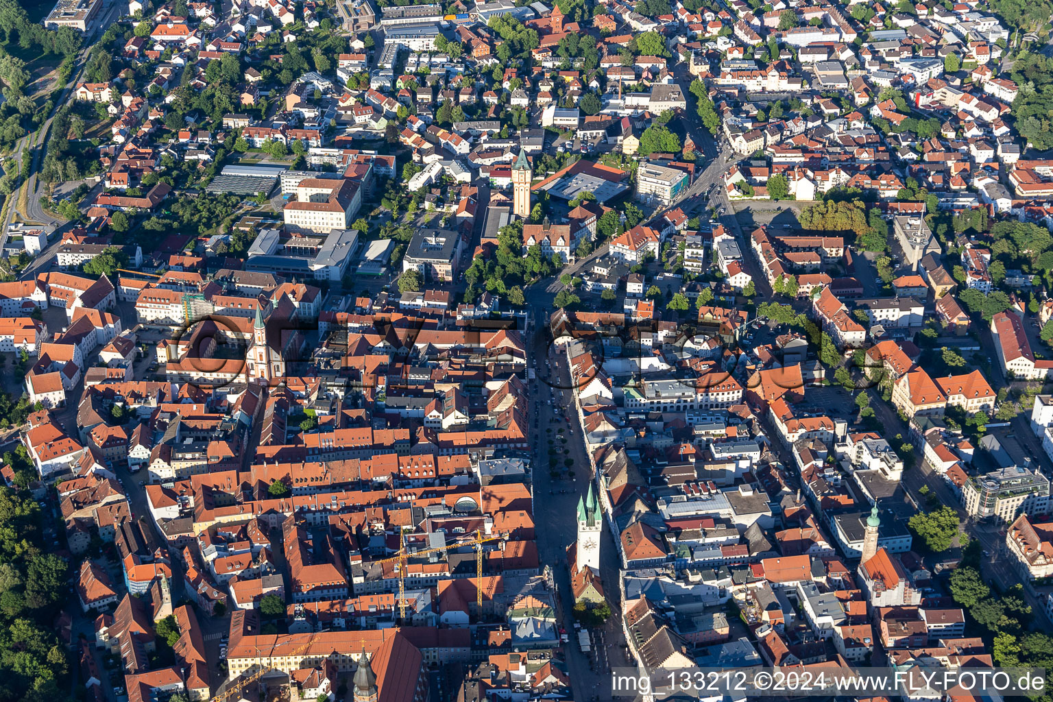 Photographie aérienne de Vieille ville historique avec tour de ville Straubing sur Theresienplatz à Straubing dans le département Bavière, Allemagne