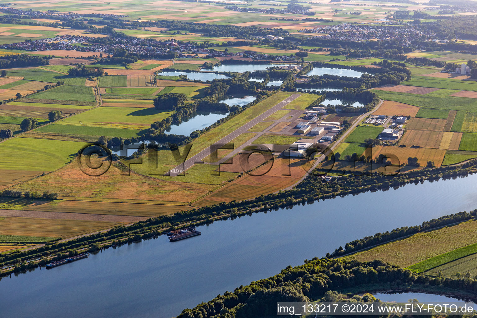 Vue aérienne de Aérodrome de Straubing-Wallmühle à Atting dans le département Bavière, Allemagne