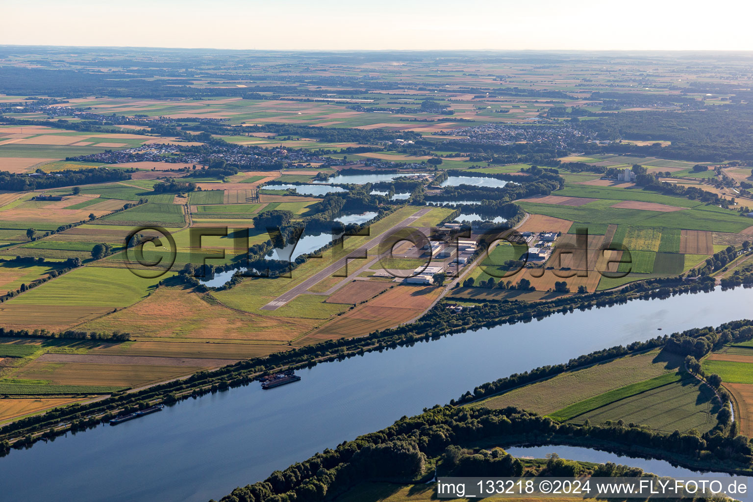 Vue aérienne de Aérodrome de Straubing-Wallmühle à Atting dans le département Bavière, Allemagne