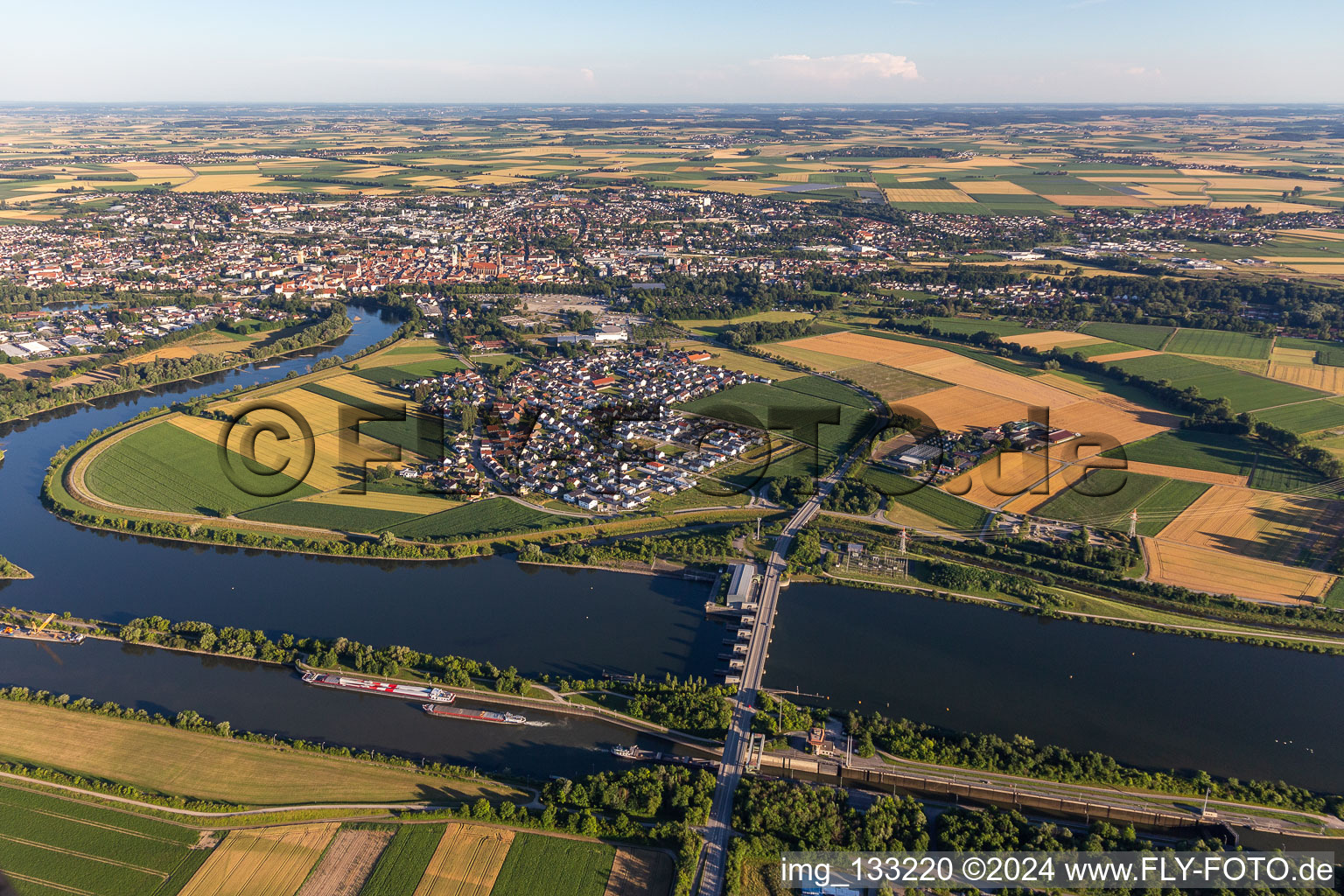 Vue aérienne de Danube et Kagers avant Straubing à le quartier Kagers in Straubing dans le département Bavière, Allemagne