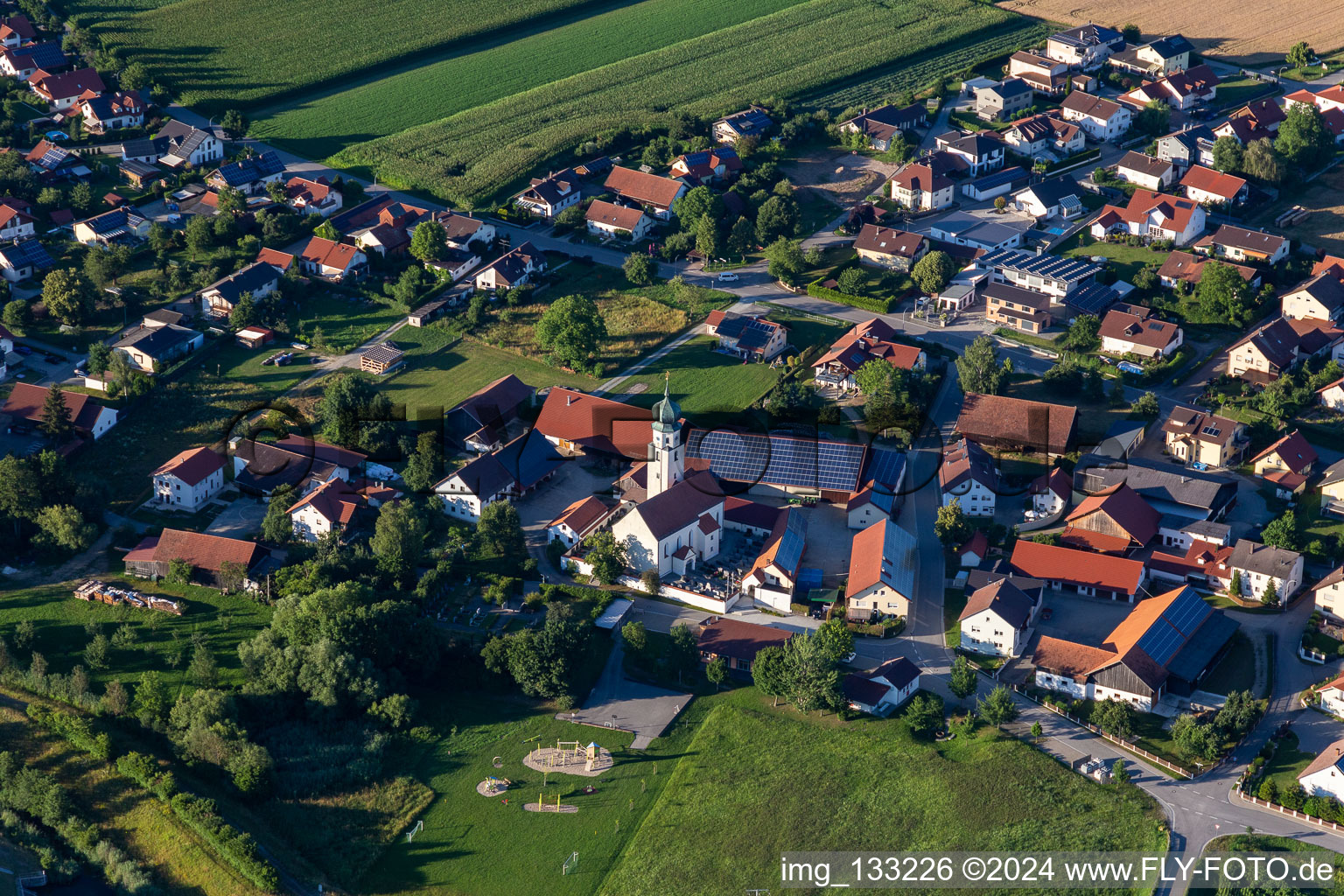 Vue aérienne de Église à Kößnach à le quartier Kößnach in Kirchroth dans le département Bavière, Allemagne