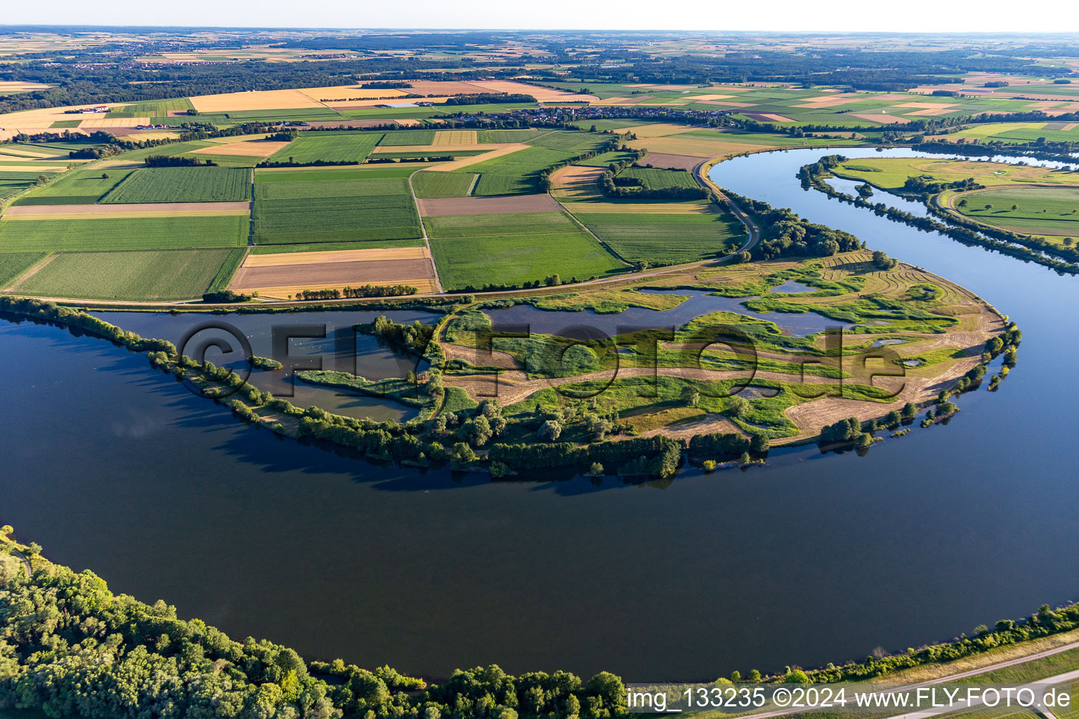 Vue aérienne de Polder sur le Danube à Aholfing dans le département Bavière, Allemagne