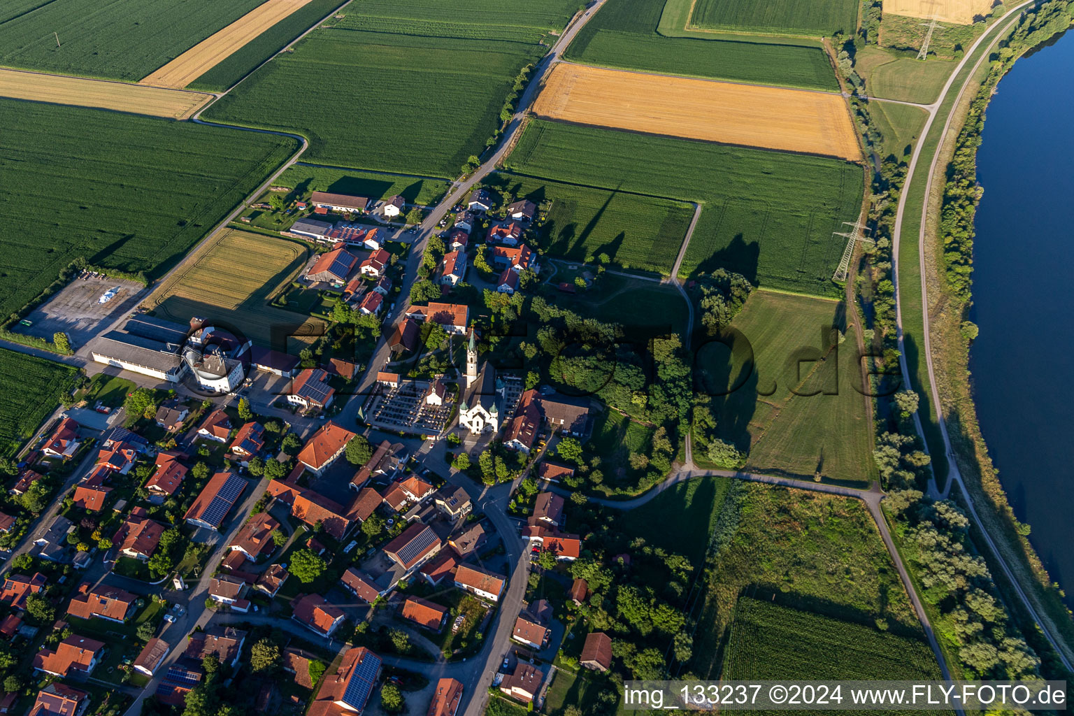 Vue aérienne de Église Paroissiale de l'Assomption de Marie à Pondorf à le quartier Pondorf in Kirchroth dans le département Bavière, Allemagne