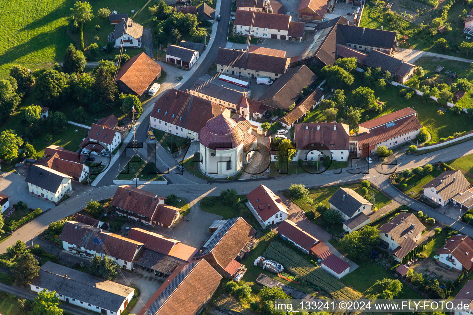 Vue aérienne de Église de pèlerinage du Saint-Sang à Niederachdorf à le quartier Niederachdorf in Kirchroth dans le département Bavière, Allemagne